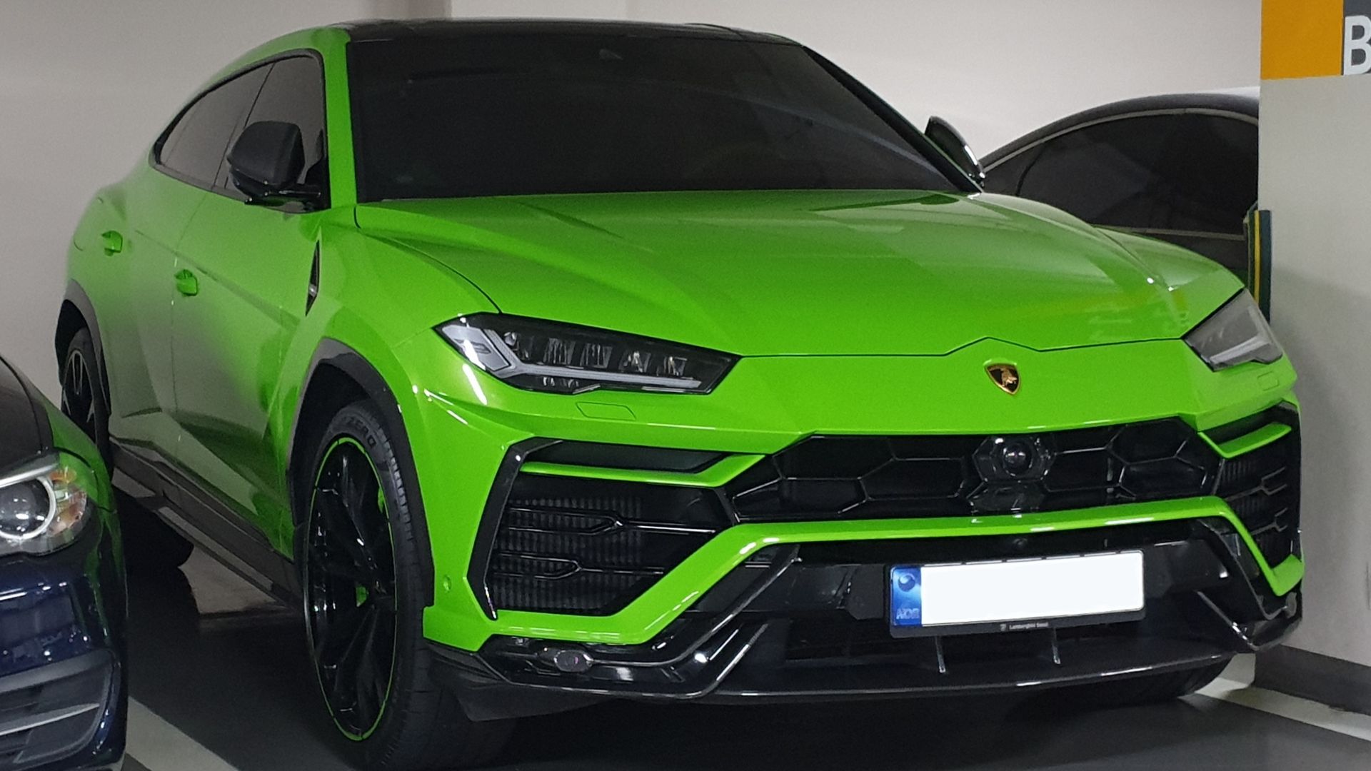 File:Lamborghini Urus Verde Mantis.jpg
