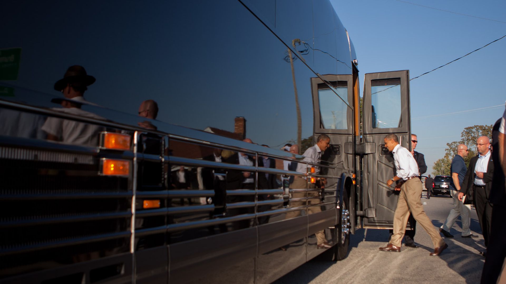 File:Obama boards his bus.jpg