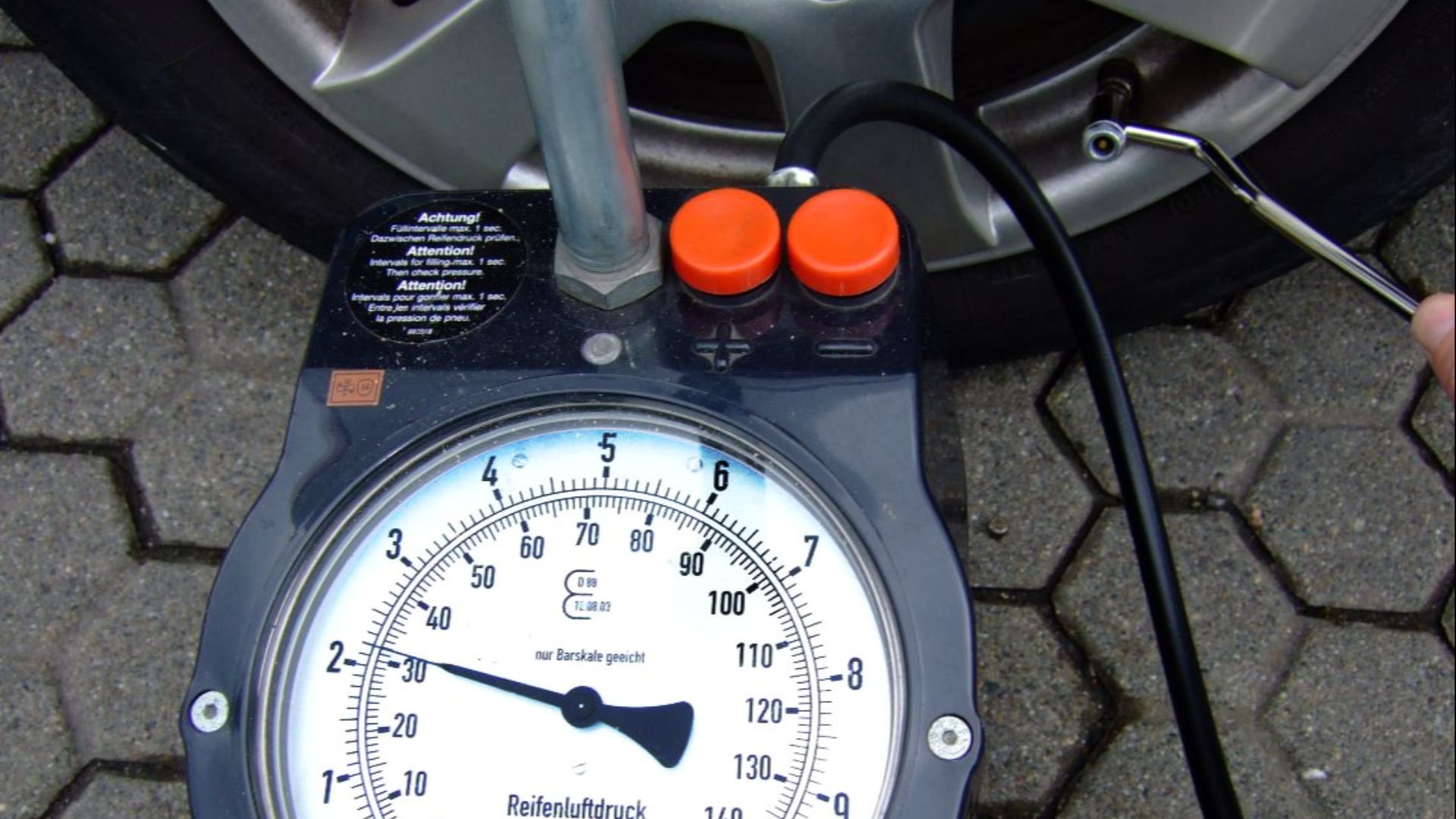 File:ReifendruckPruefen.jpg
