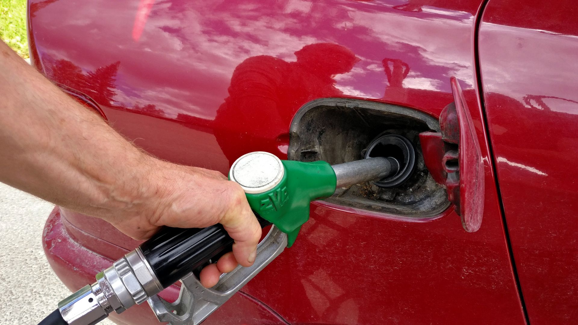 File:Fueling Car.jpg