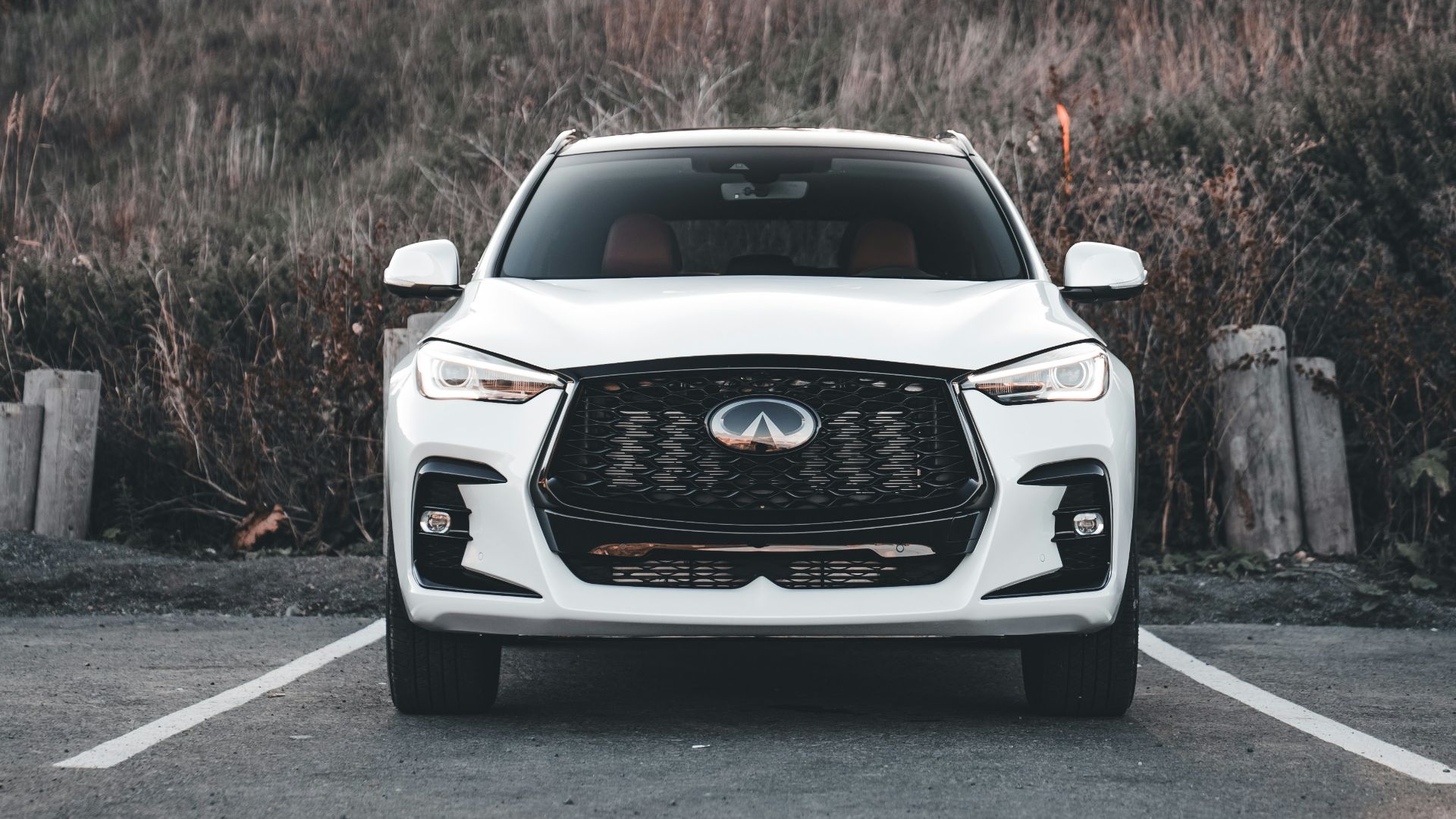 White infiniti suv parked in a lot.