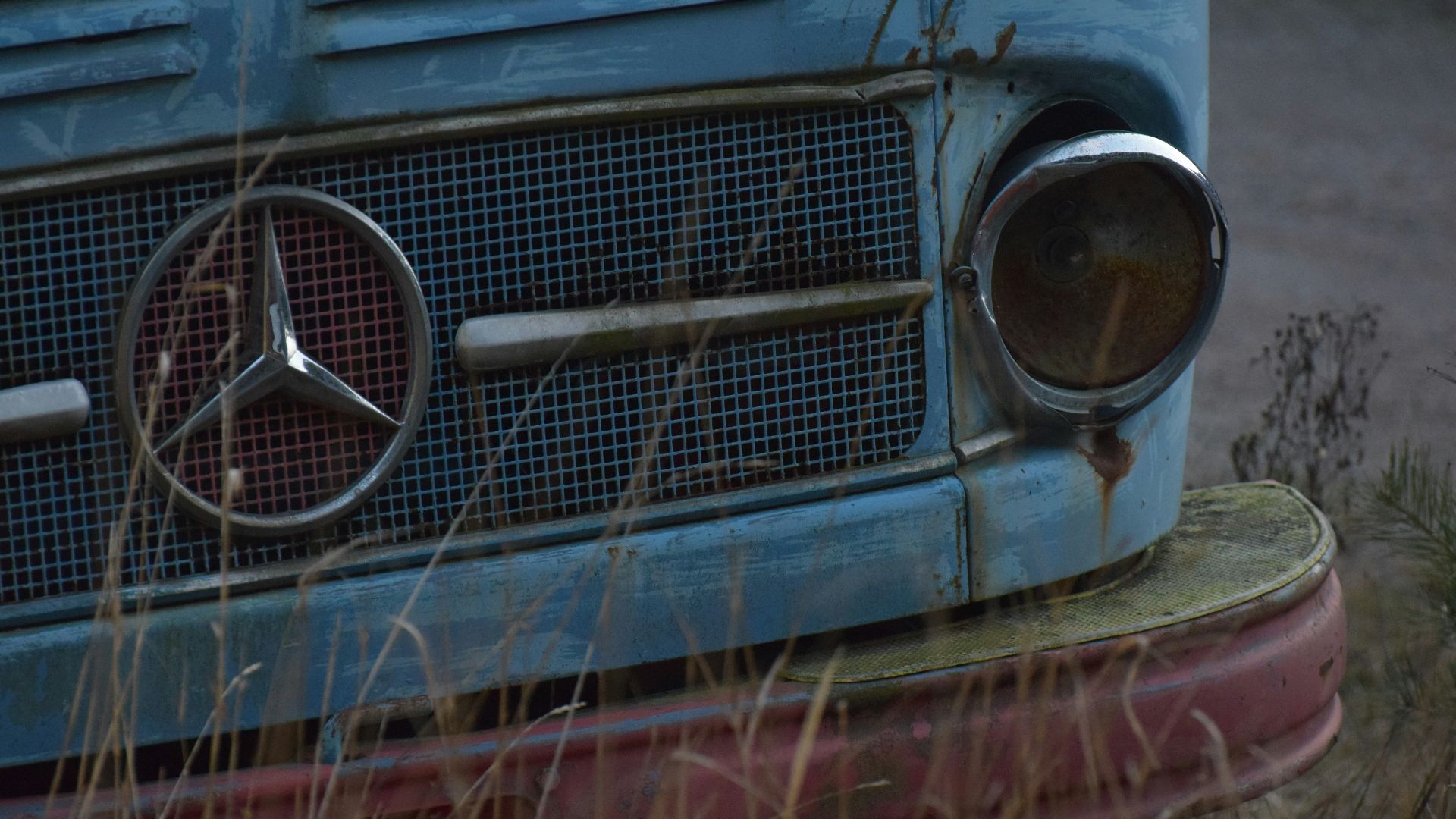 blue car with silver grille