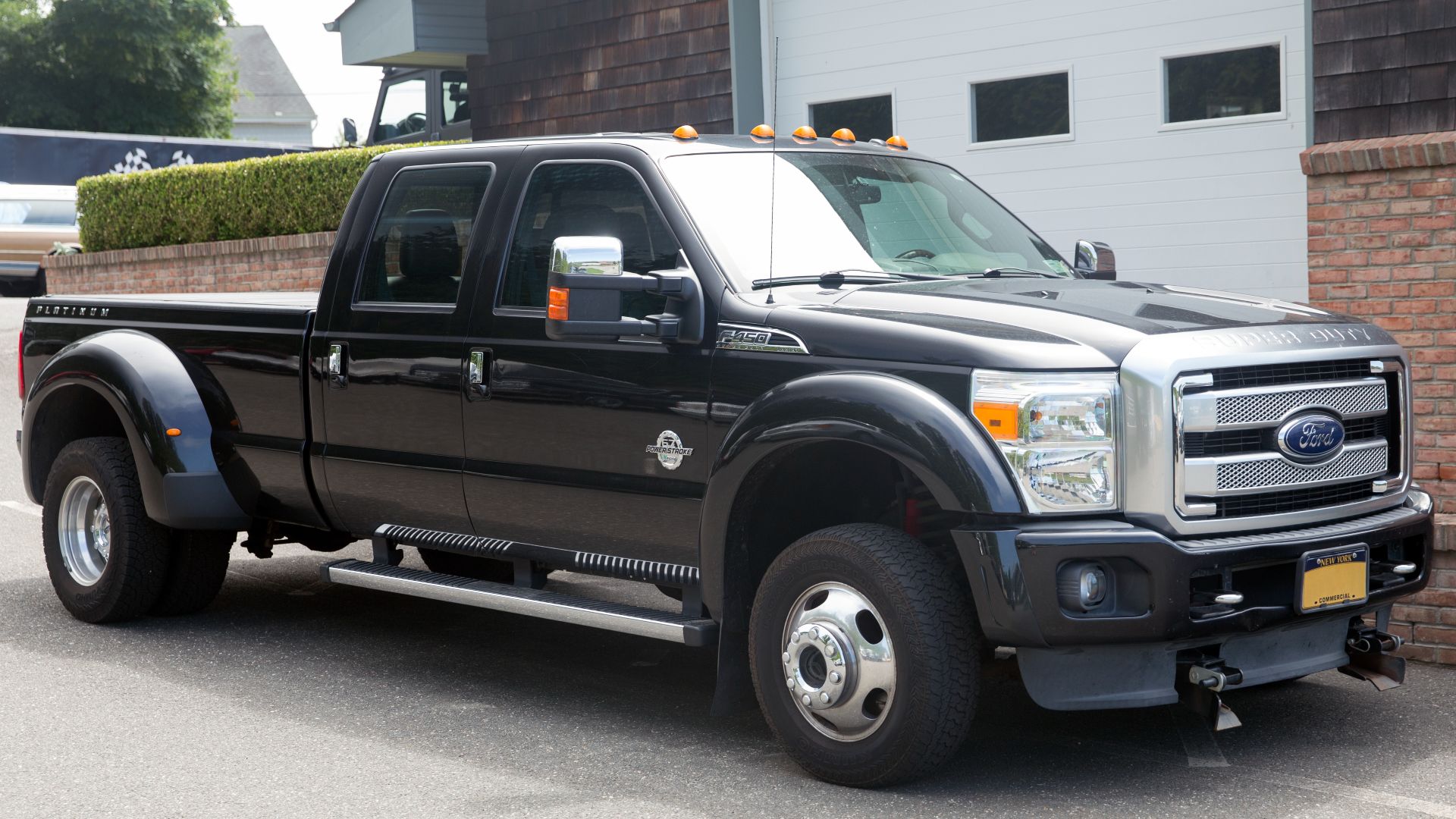 File:2014 Ford F-450 Super Duty Crew Cab Platinum in Tuxedo Black Metallic, front right.jpg