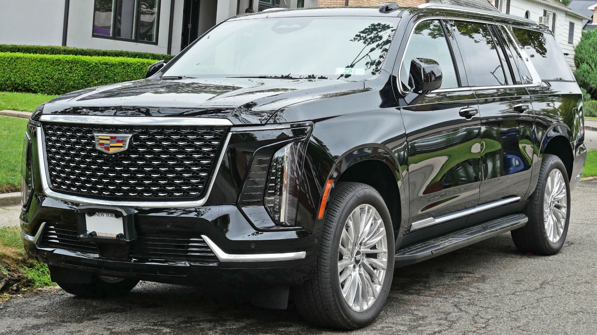 File:2025 Cadillac Escalade ESV, front 8.21.25.jpg