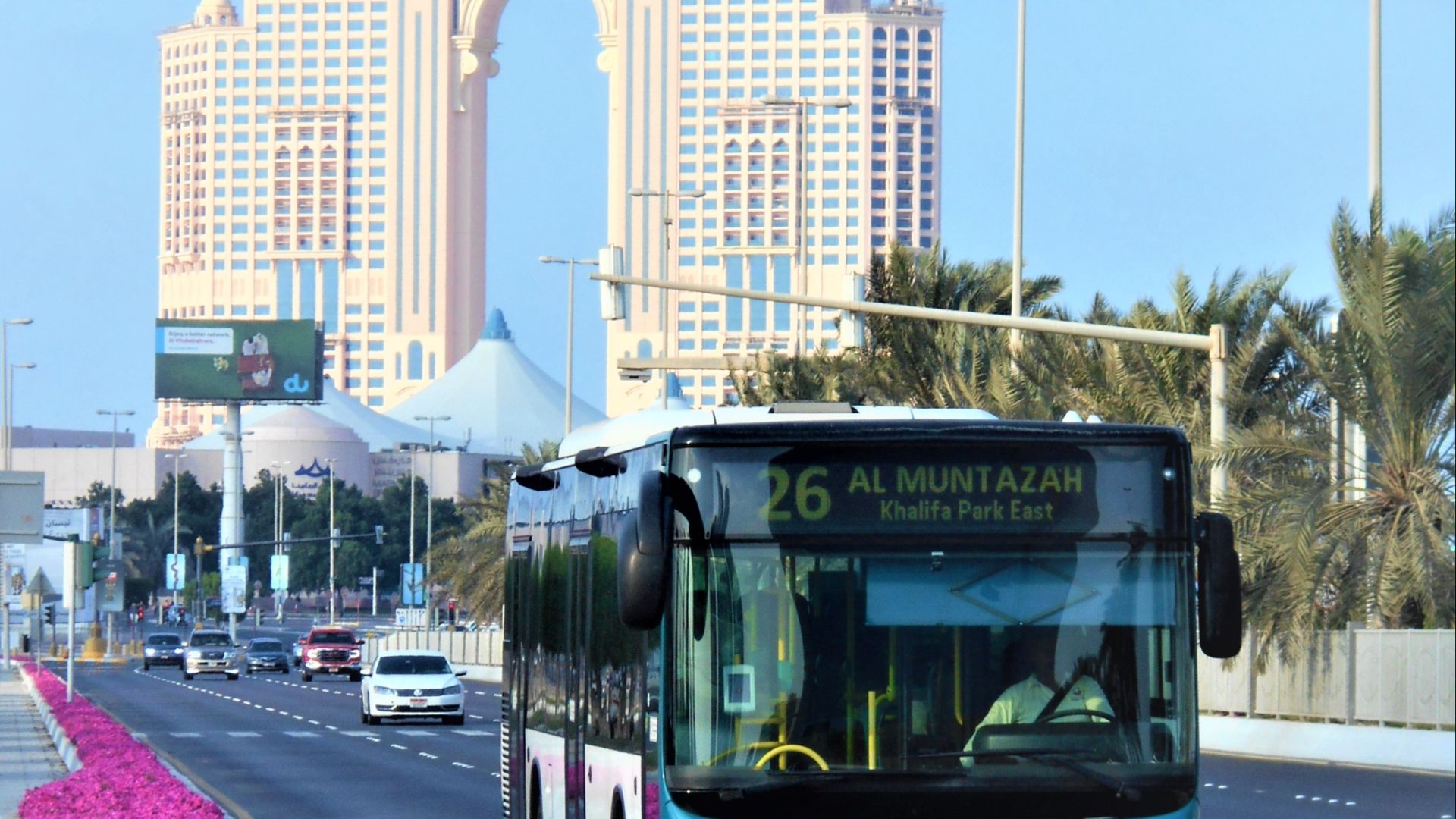 File:Colectivo de transporte público en Abu Dabi.jpg