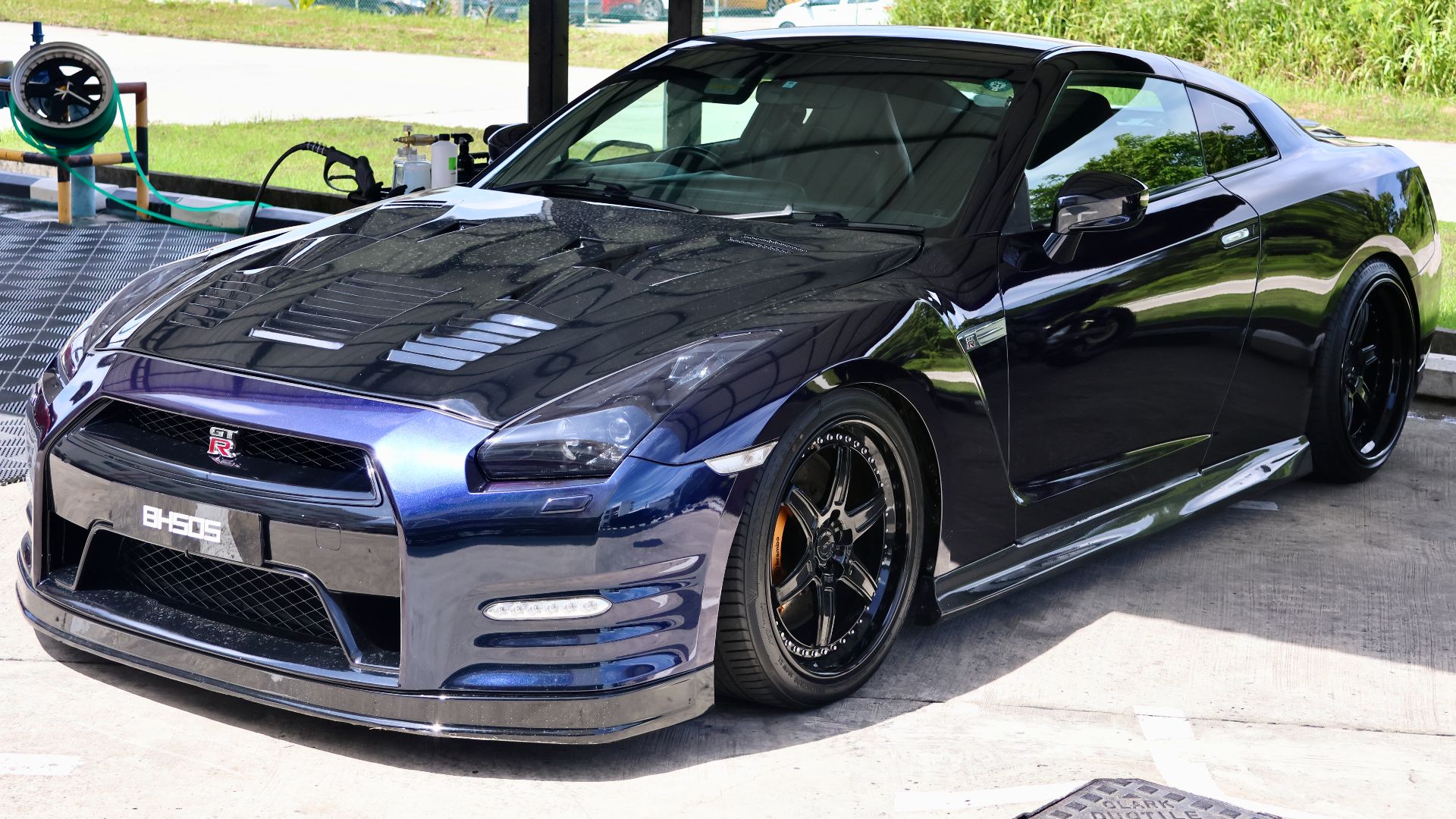 File:Nissan GT-R (R35, 2011 facelift) in Brunei 01.jpg