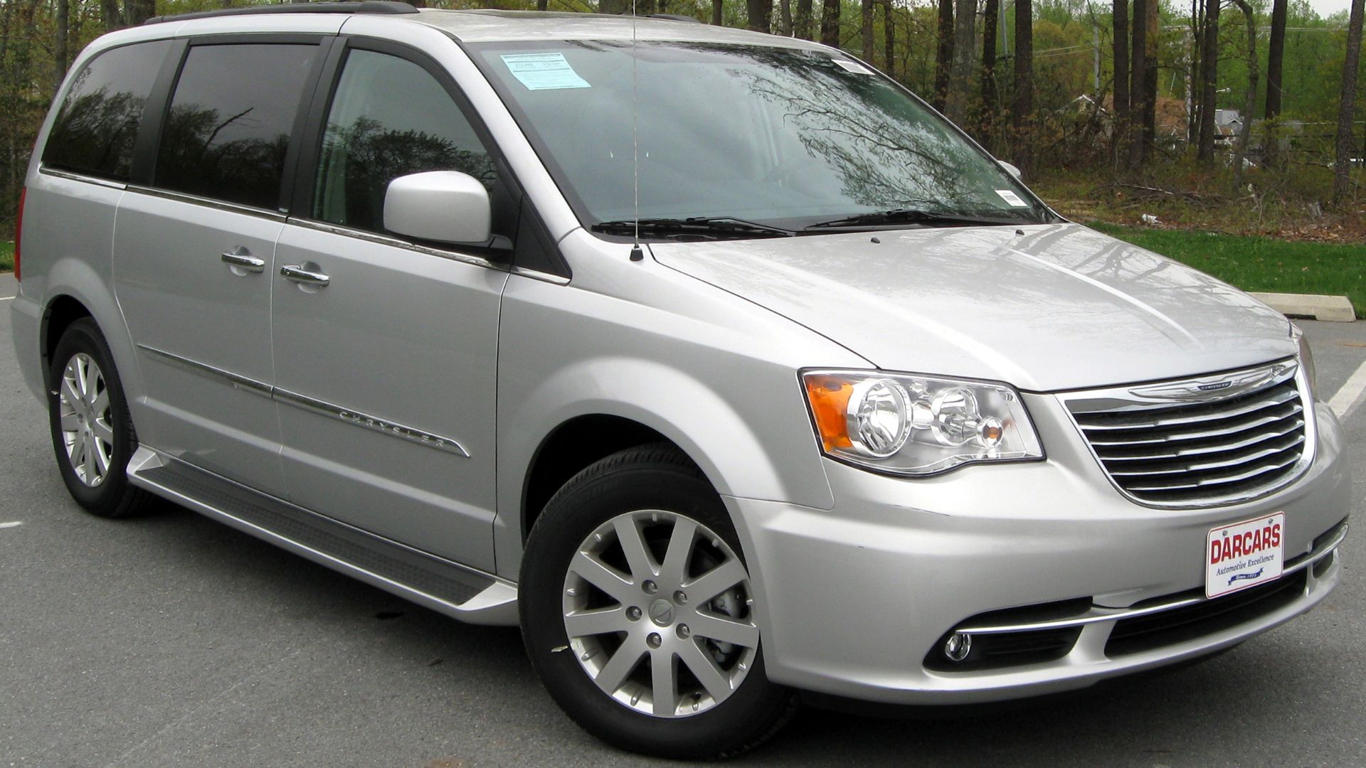 File:2011 Chrysler Town & Country Touring - L -- 04-22-2011.jpg
