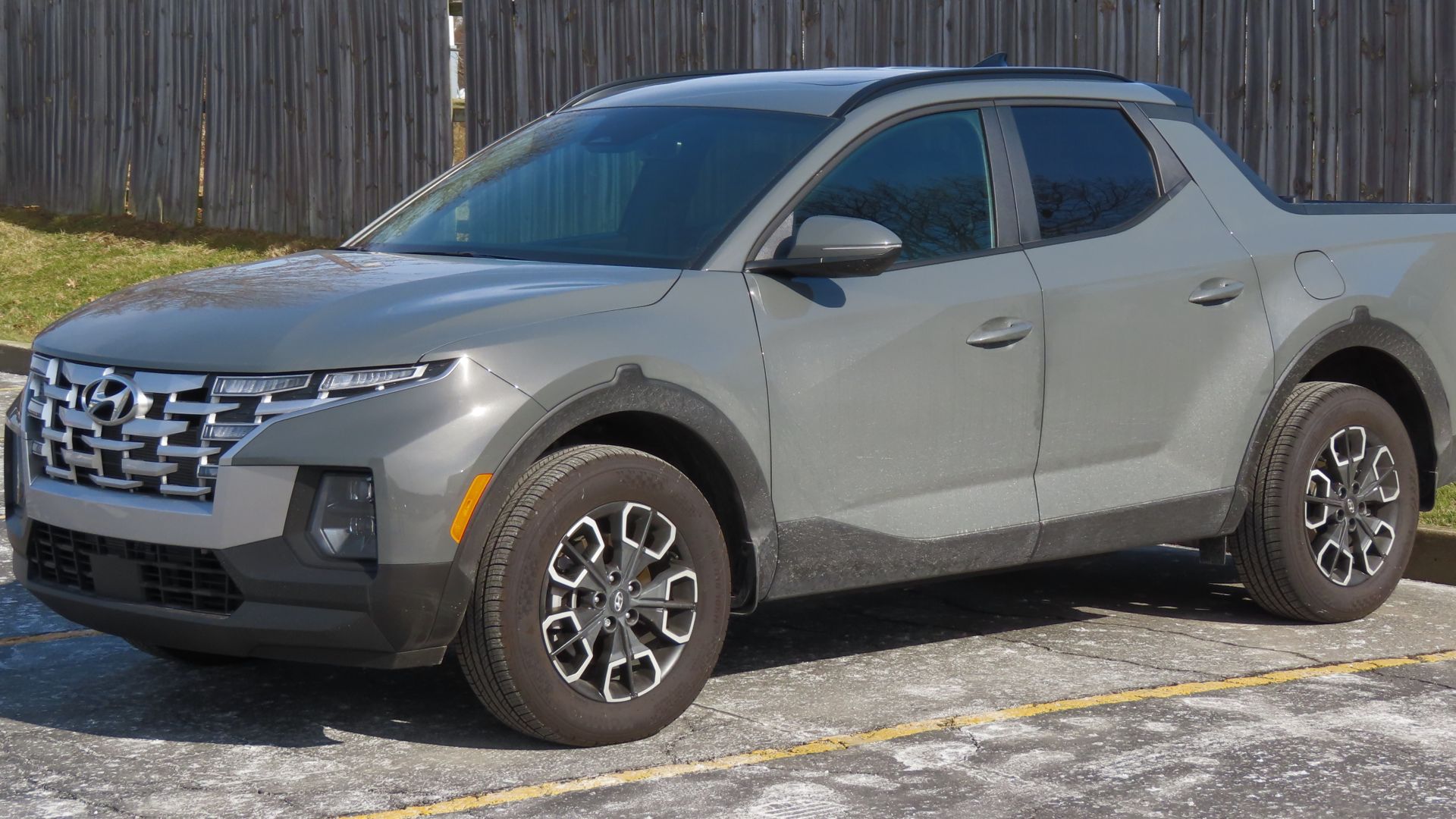 File:2023 Hyundai Santa Cruz SEL Premium, front left, 02-05-2022.jpg