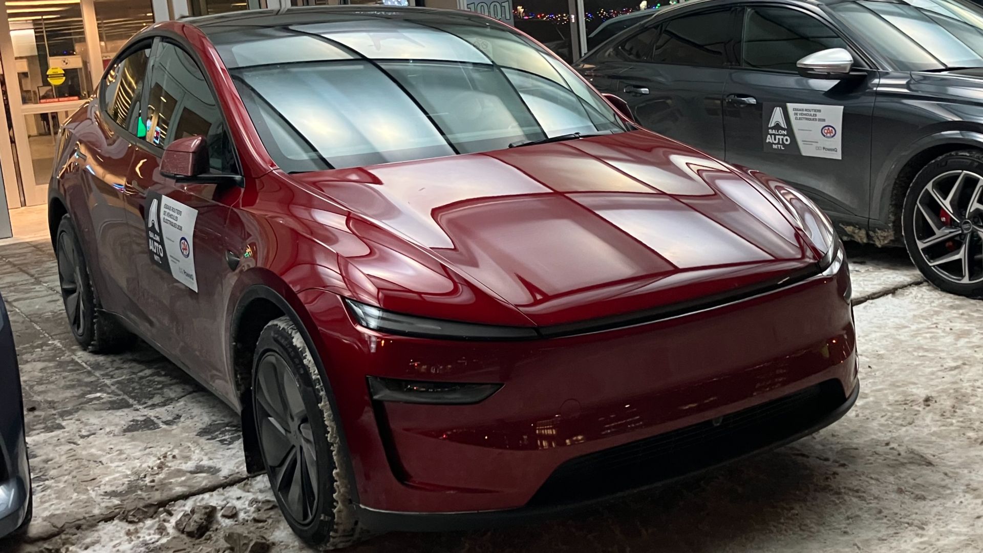 File:2026 Tesla Model Y dans l'extérieur de SIAM 2026 au coin de Bleury et Viger.jpg