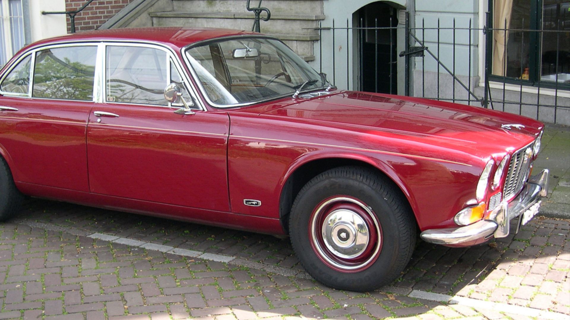 File:Jaguar XJ Series 1.jpg