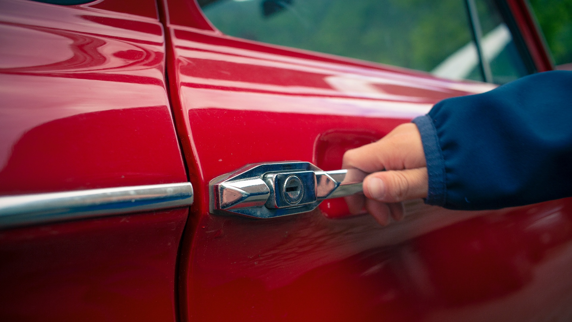 person holding car door