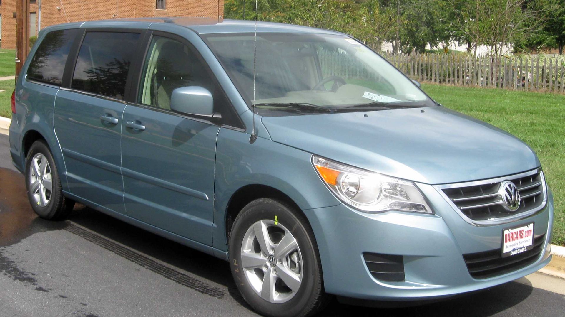 File:2009 Volkswagen Routan SE.jpg