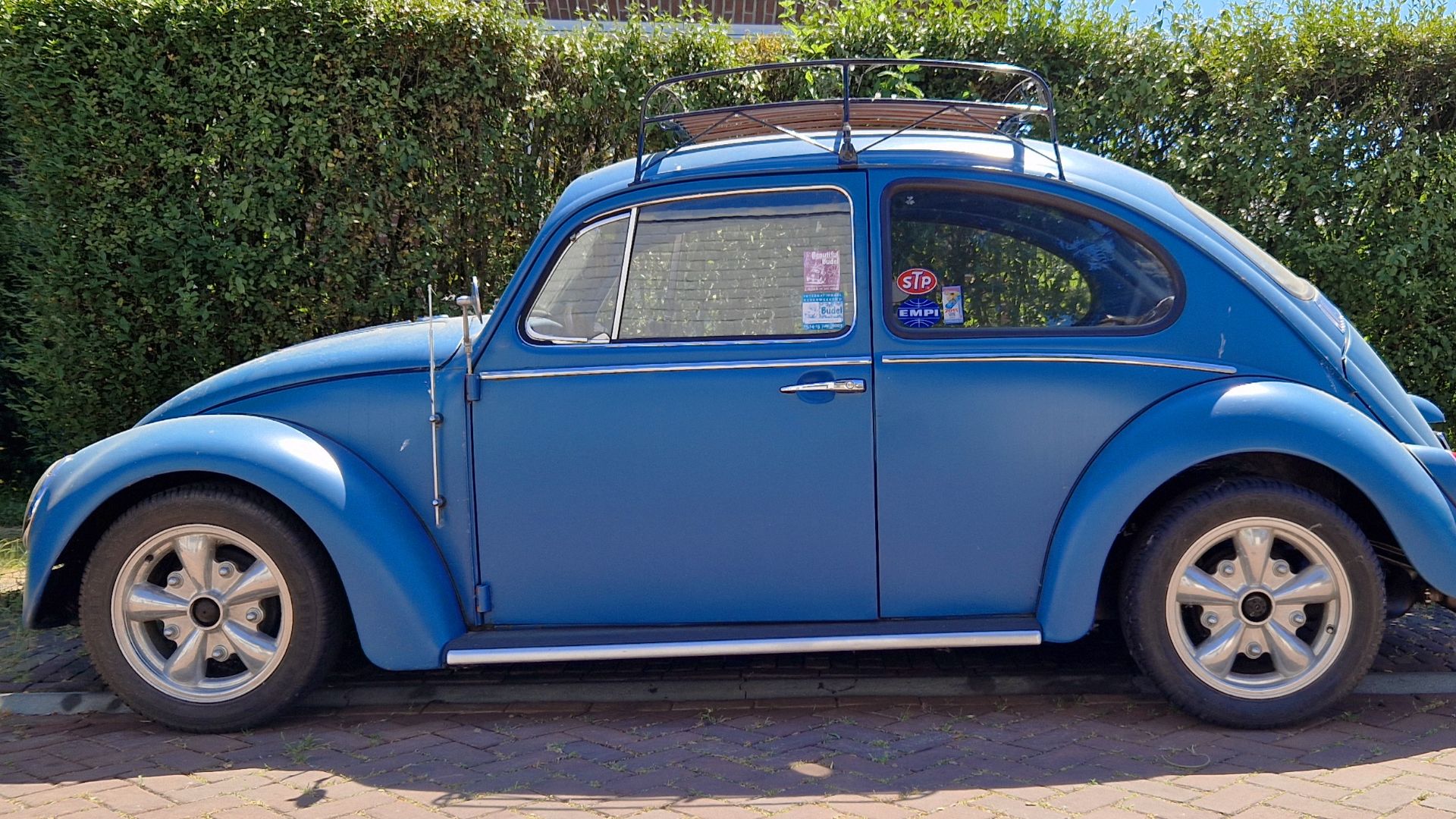 File:Blue Volkswagen Beetle side view.jpg