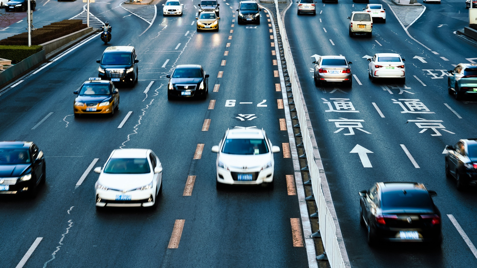 a busy city street filled with lots of traffic