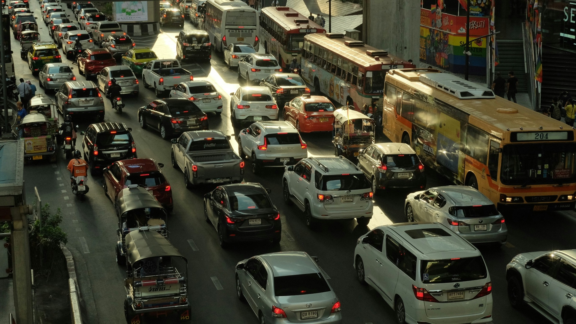 a busy city street filled with lots of traffic