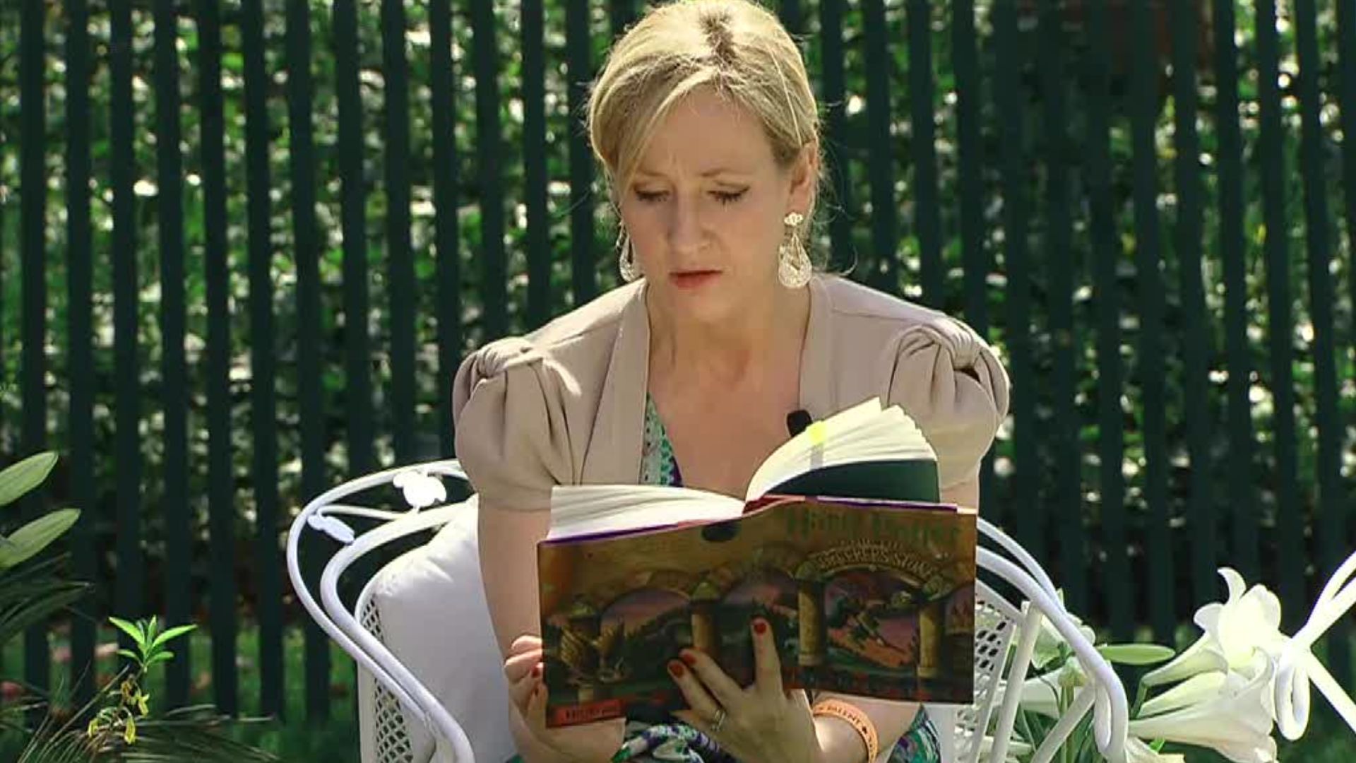 File:J. K. Rowling at the White House 2010-04-05 9.jpg