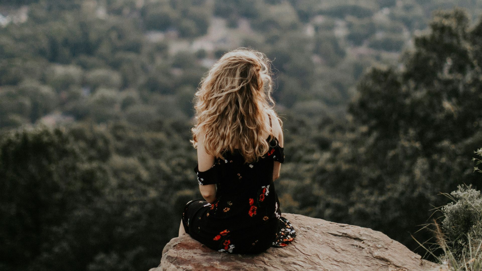 woman siting on cliff