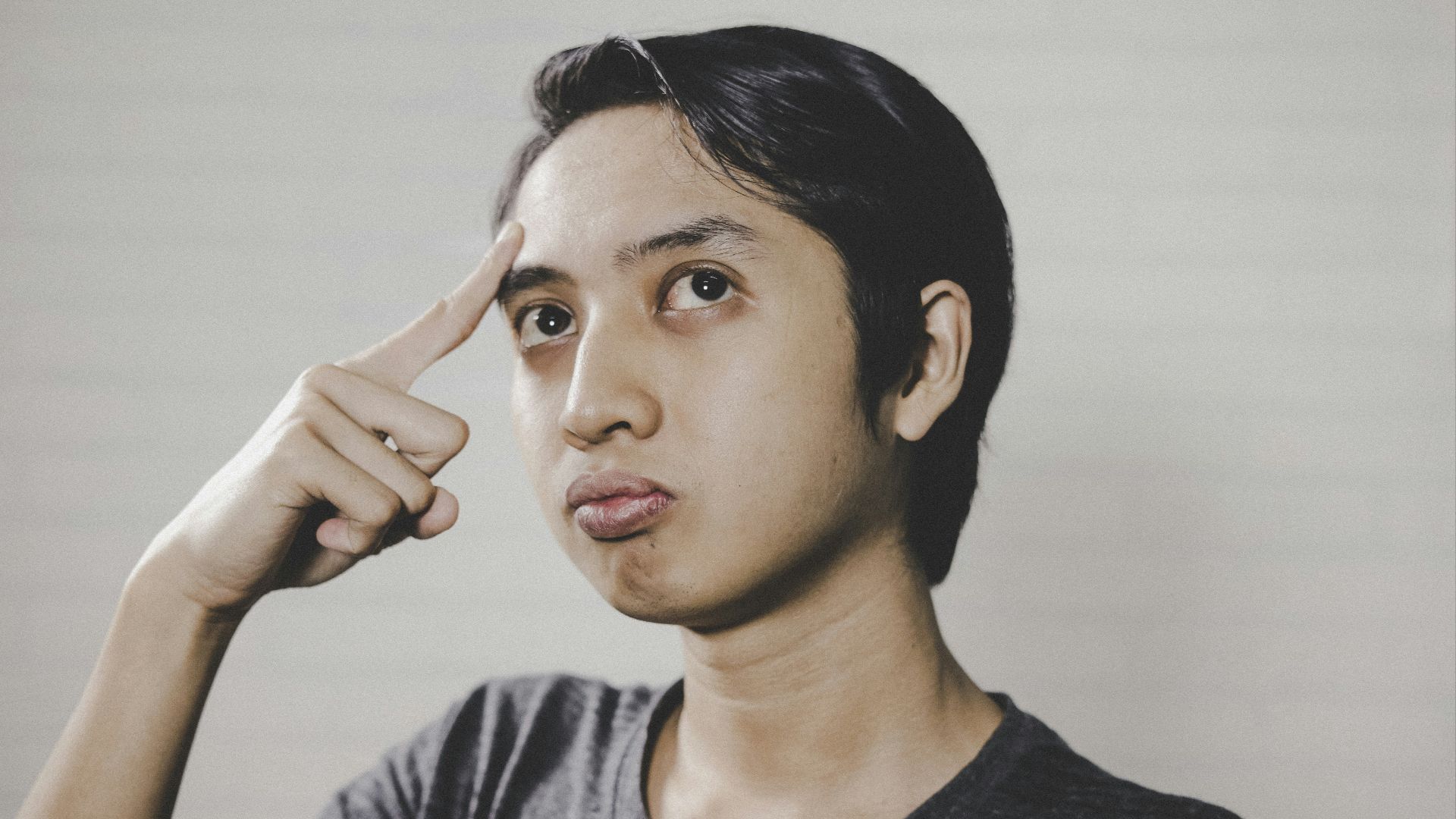 man in black crew neck shirt