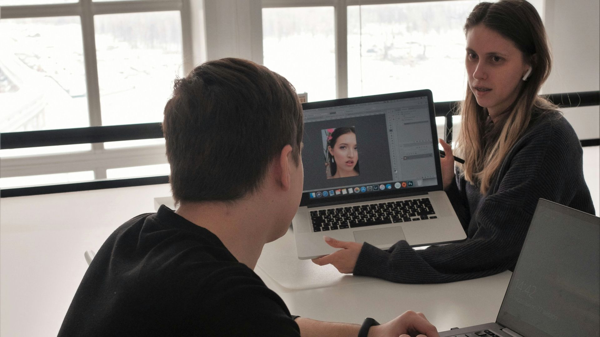 man in black long sleeve shirt using macbook pro