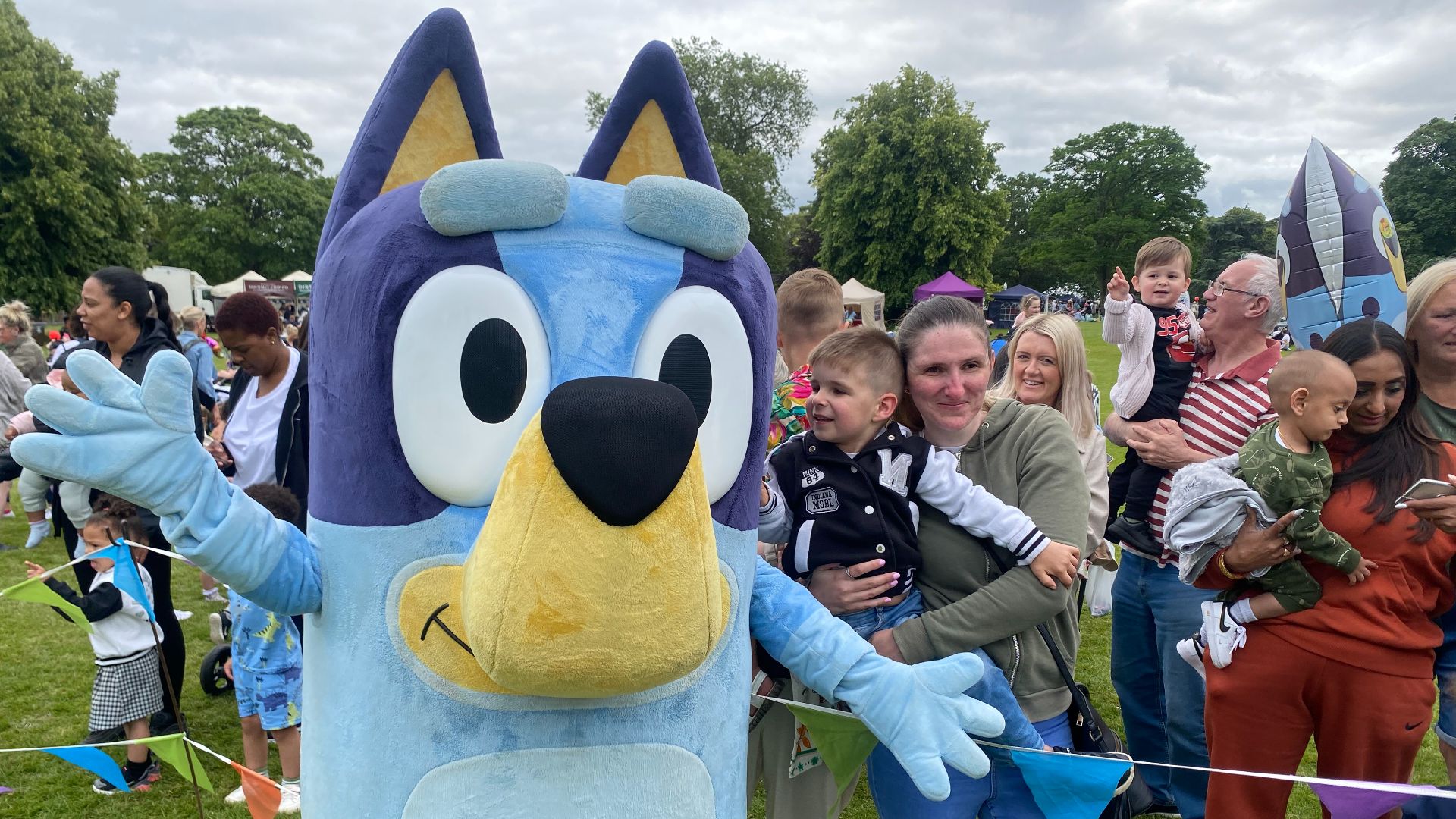 File:Bluey entertains the crowds at Under 5s Day.jpg