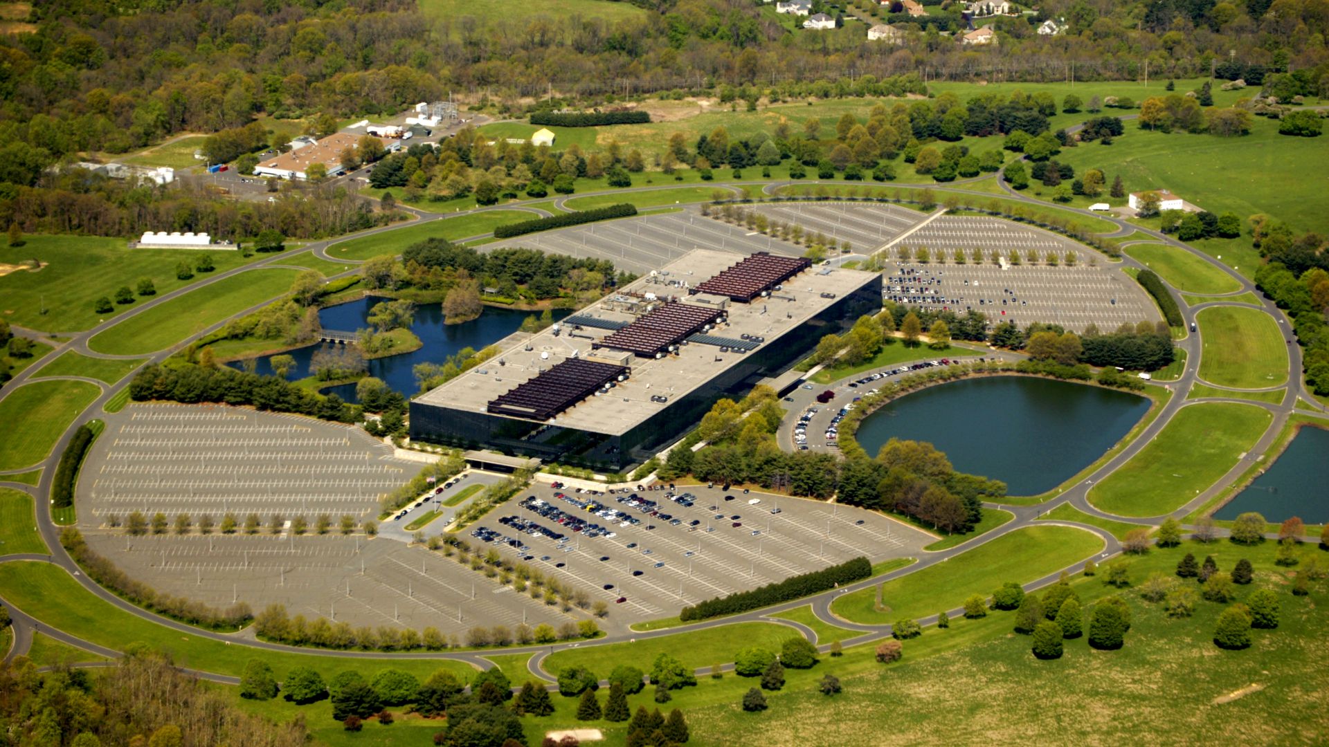 File:Bell Labs Holmdel.jpg