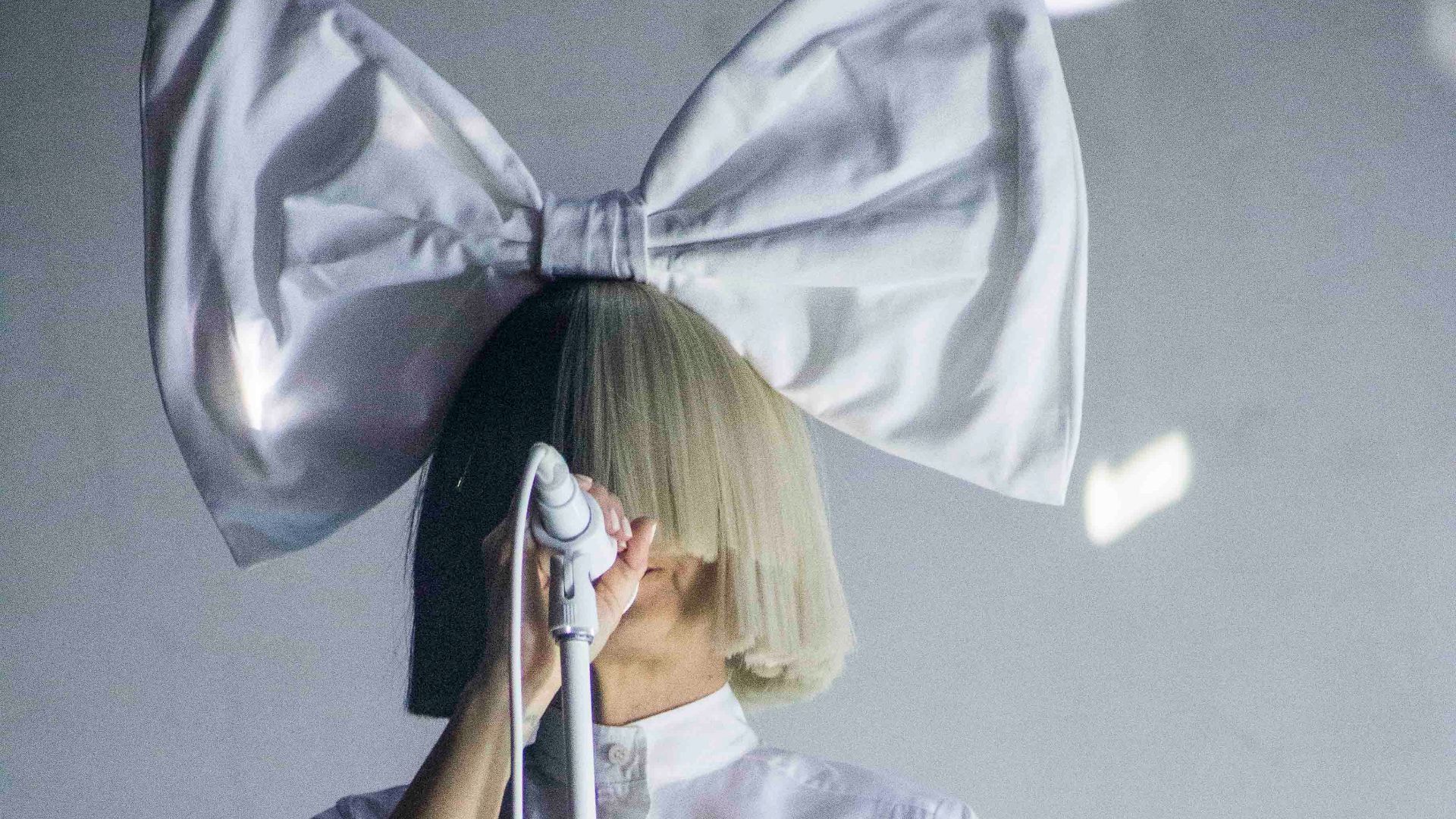 File:SIaFurler Boston2016live.jpg