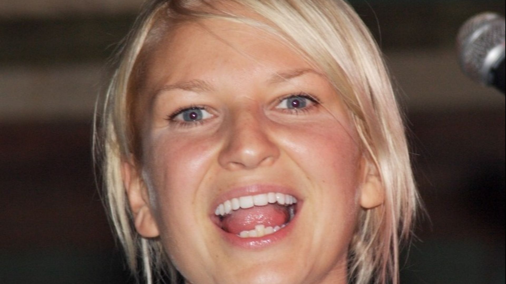File:Sia (cropped 2).jpg