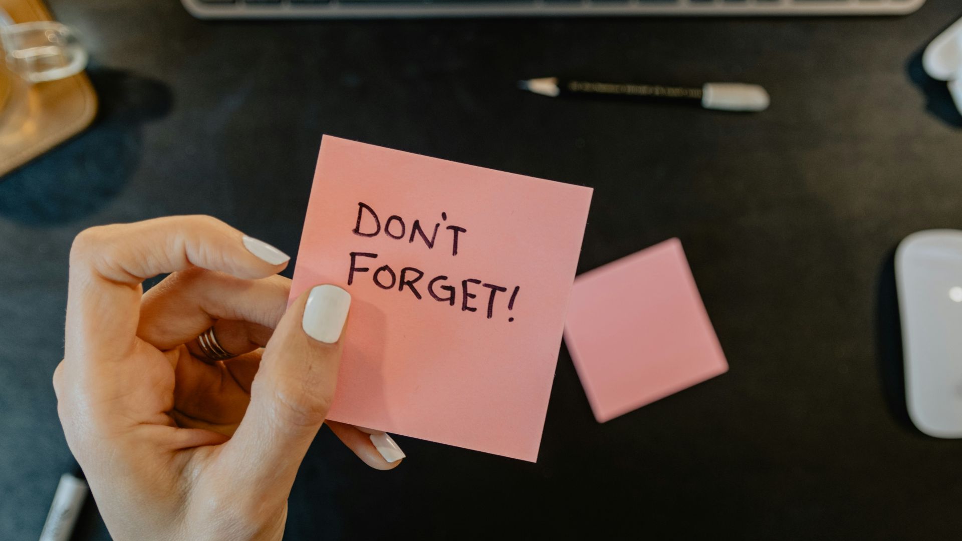a person holding a note that says don't forget