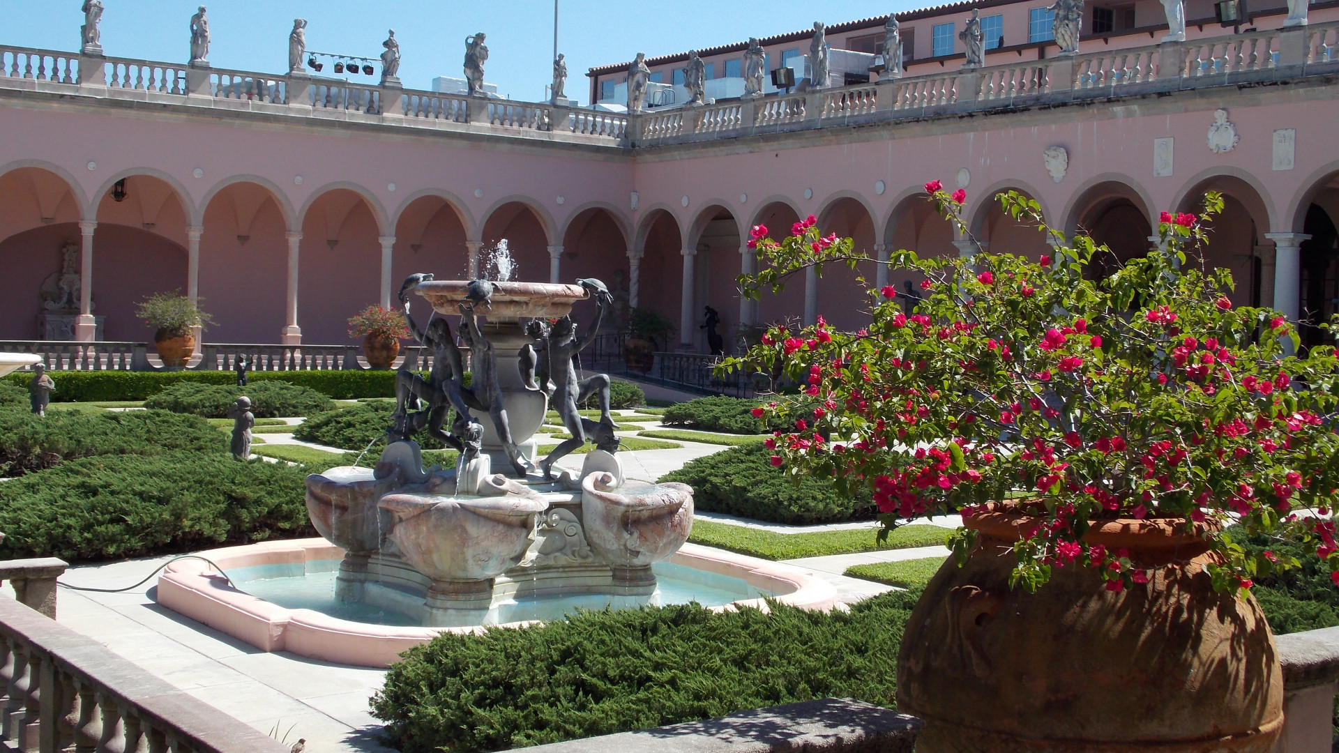 File:Ringling Museum courtyard.JPG