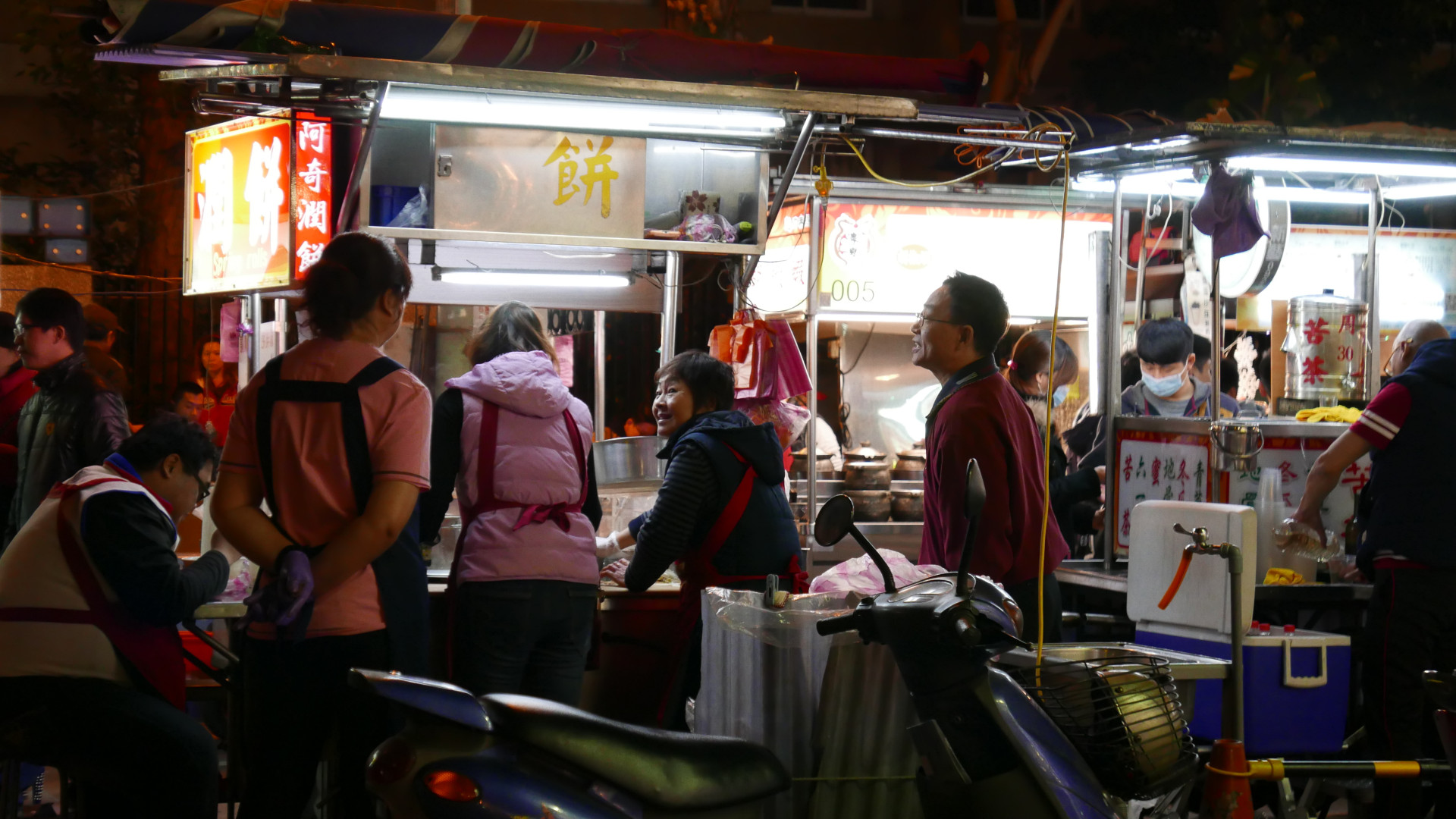 File:2015-12-18 Ningxia night market 05.jpg