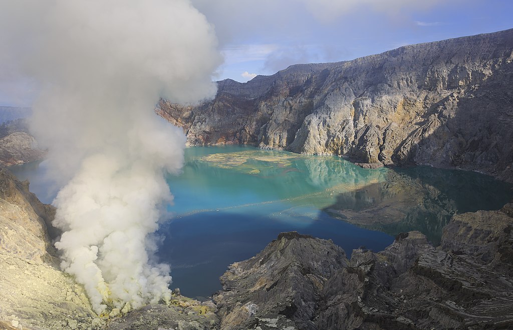 1024Px-Kawah-Ijen Indonesia Acidious-Lake-At The-Floor-Of-The-Crater-01