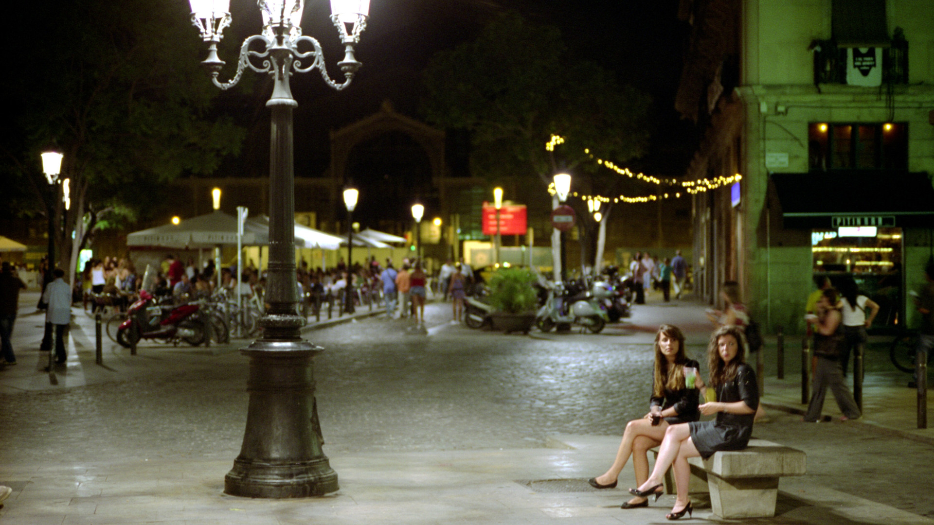 File:Barcelona at Night 07.jpg
