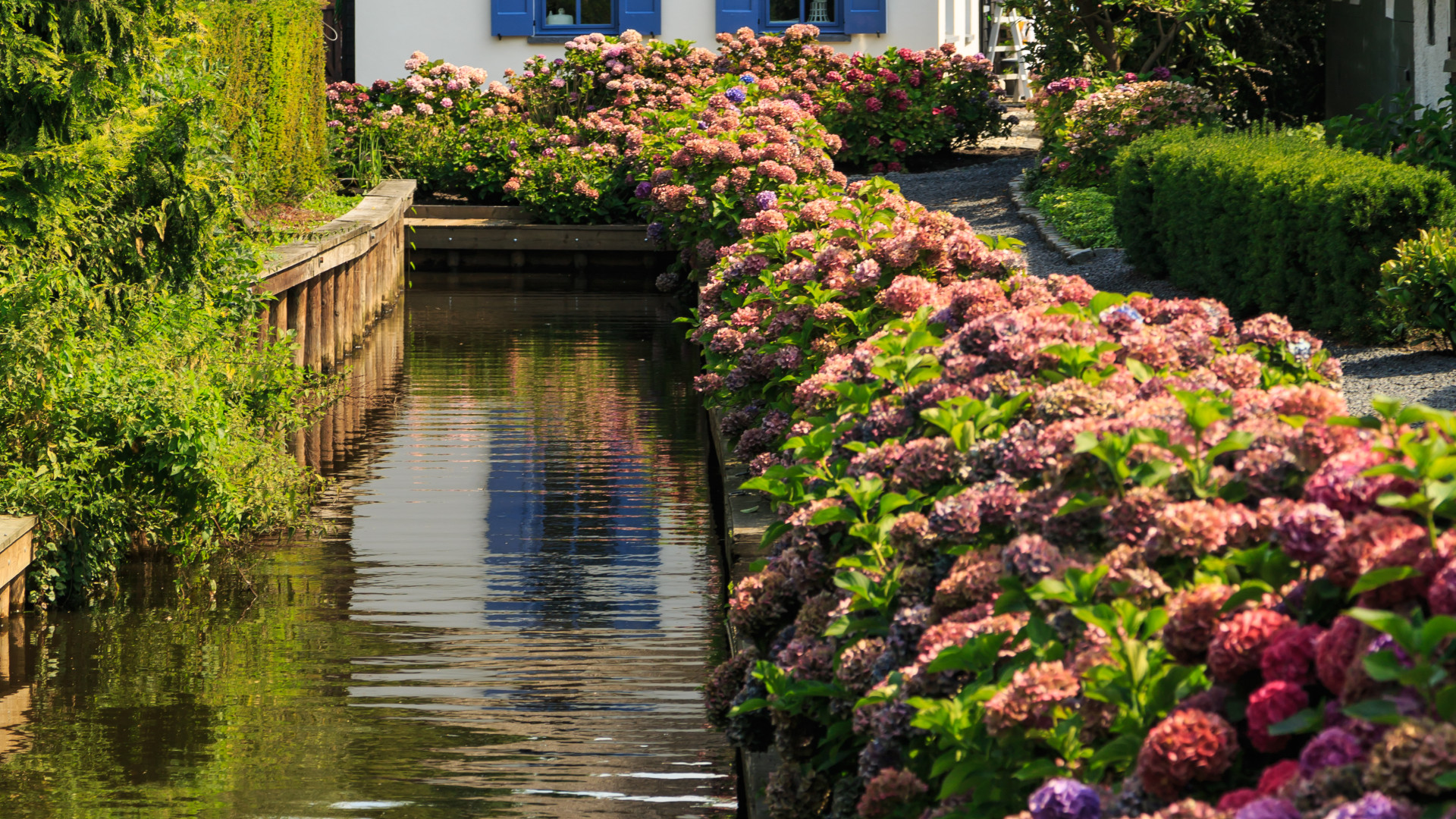 File:Giethoorn Netherlands Channels-and-houses-of-Giethoorn-12.jpg