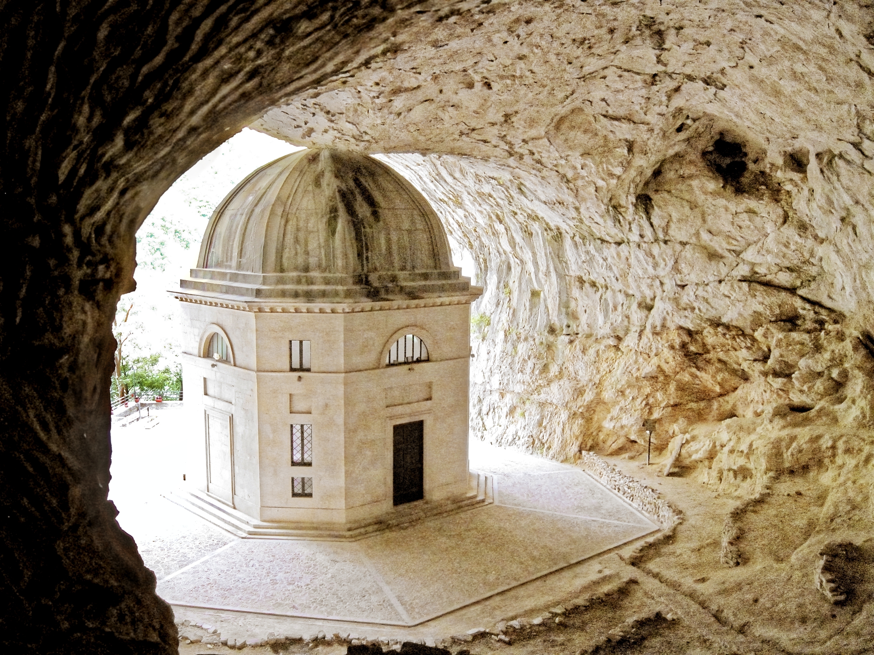 File:Genga Tempio del Valadier 2a.jpg