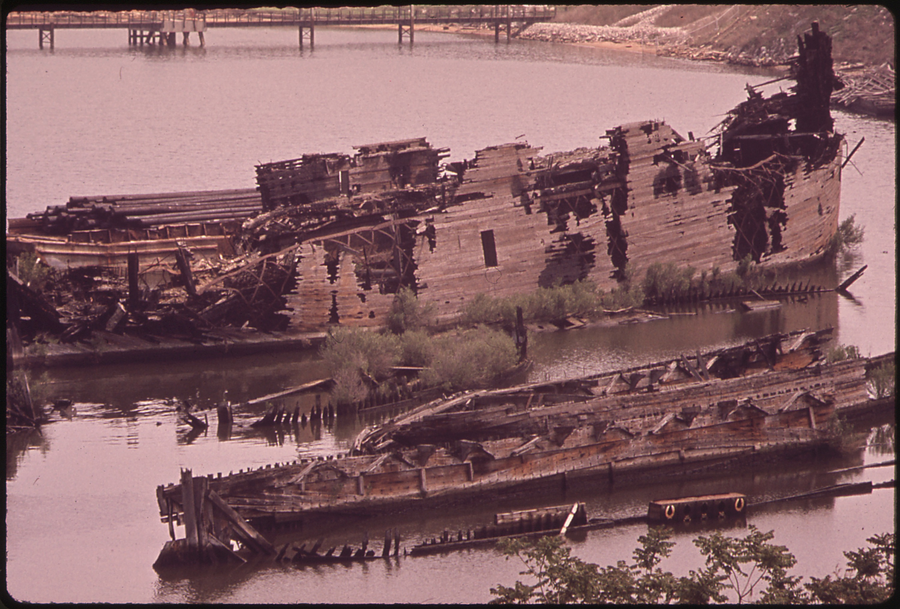 File:ABANDONED BOATS IN CURTIS CREEK - NARA - 546787.jpg
