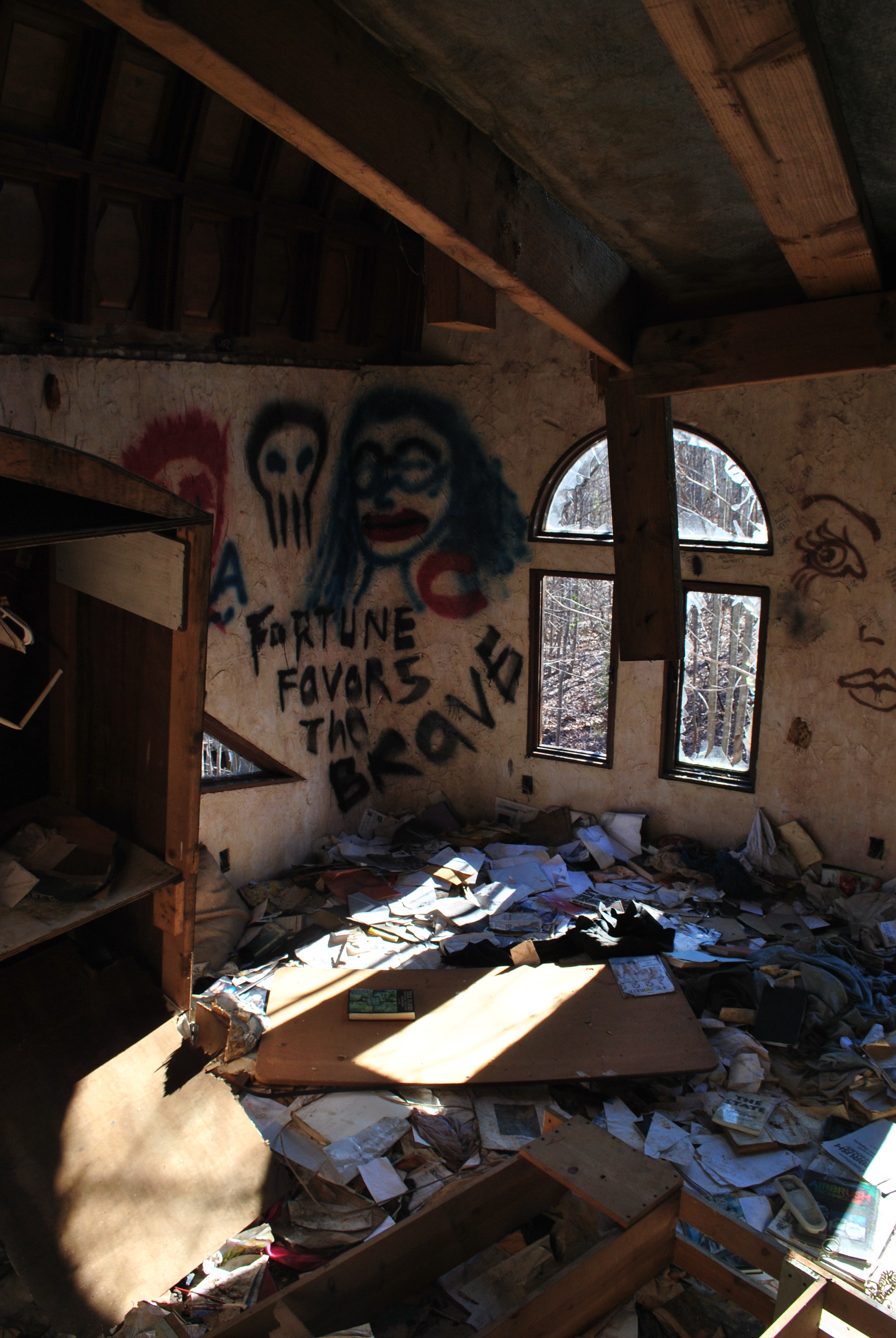 File:Castle Mont Rouge Bedroom.JPG