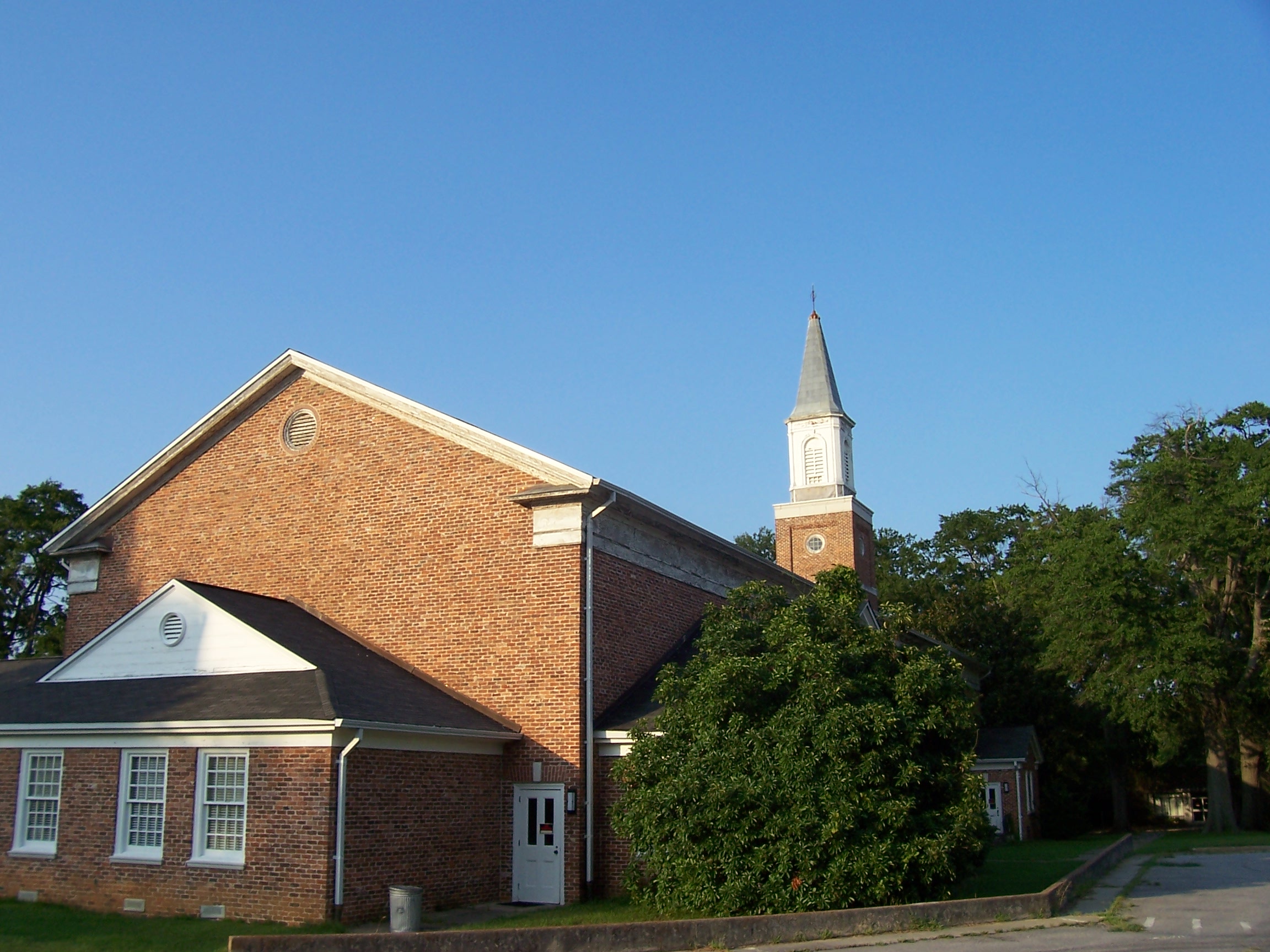 File:Chapel at abandoned mental asylum - panoramio.jpg