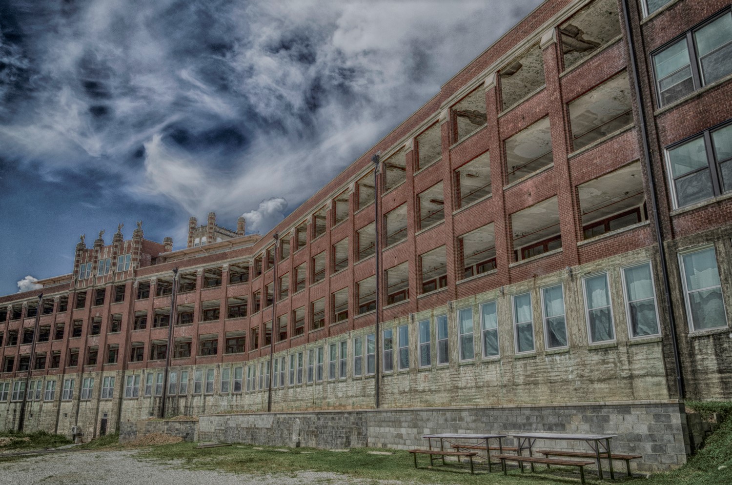 File:Waverly Hills Sanatorium 2018.jpg