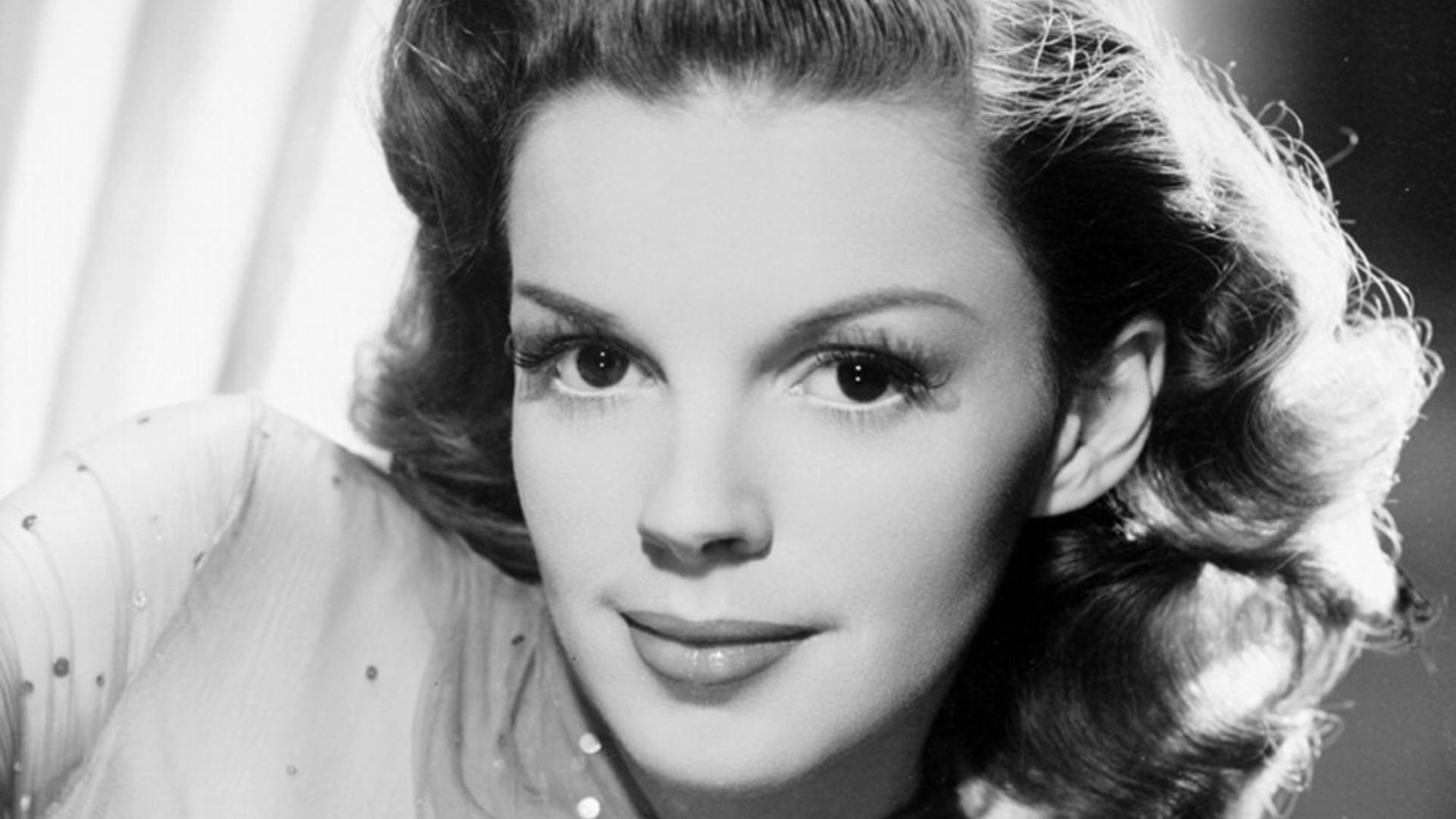 File:Judy Garland The Harvey Girls MGM Publicity still.jpeg