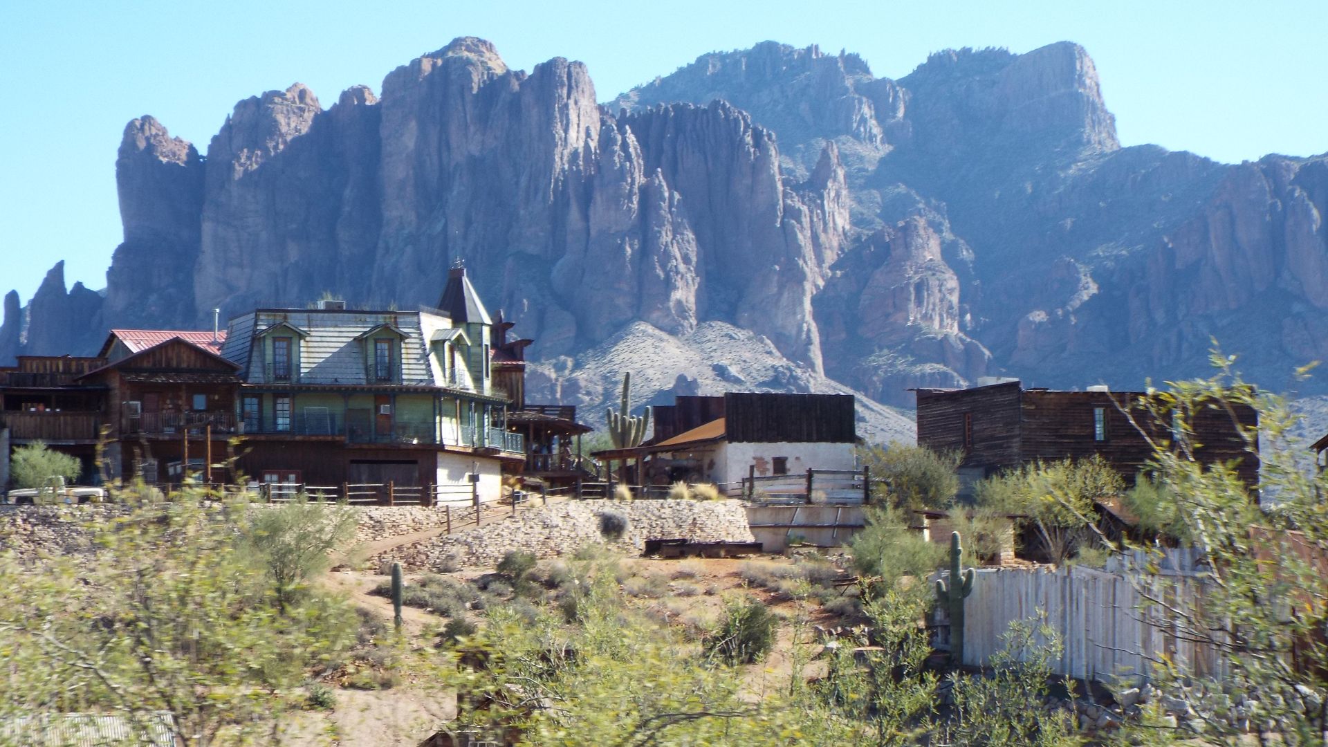 File:Apache Junction-Goldfield Ghost Town-Superstition Mounatian in the background.JPG