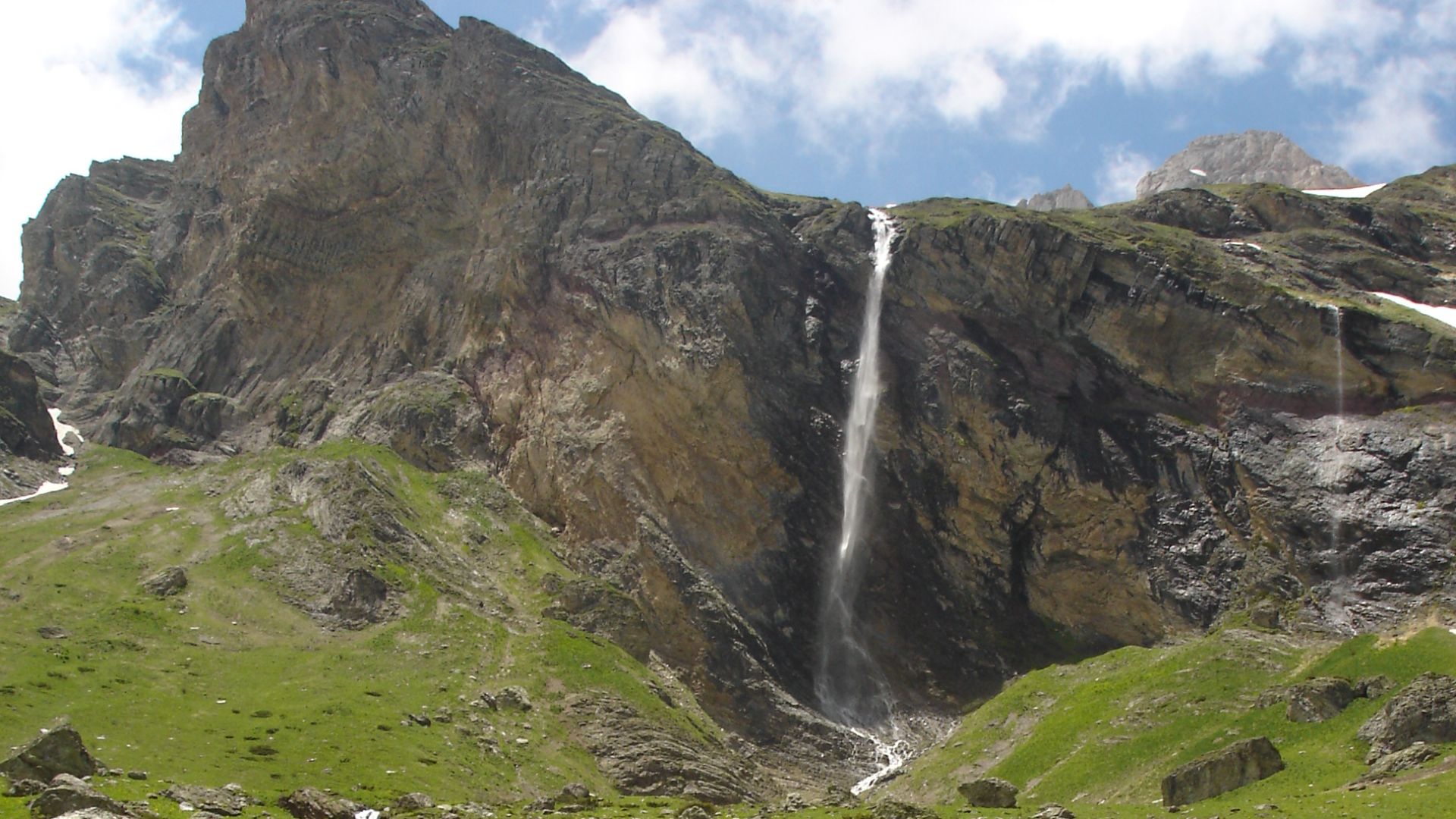 File:Korabski-vodopad-i-Dlaboka Reka-MK.JPG