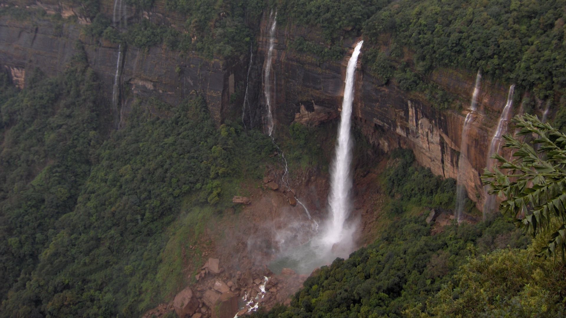File:Nohkalikai fall.JPG