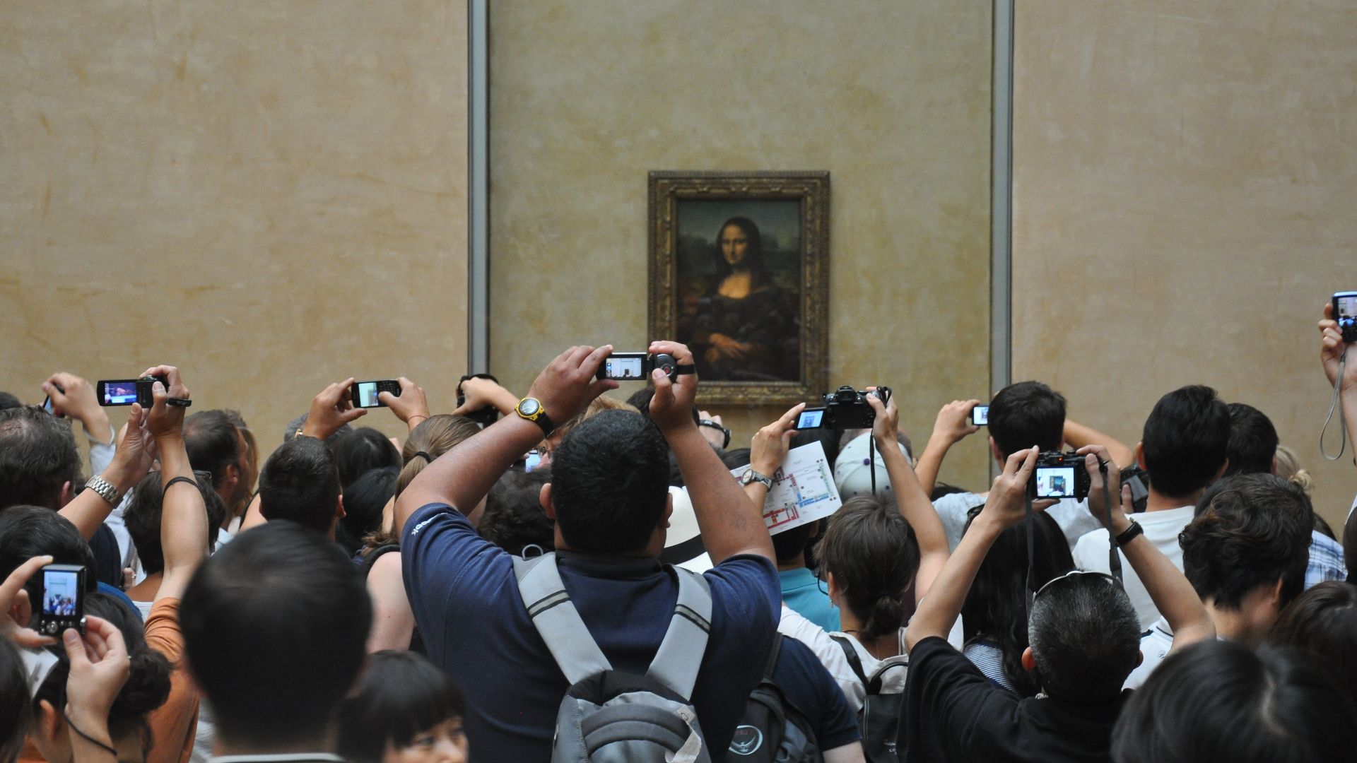 File:Crowd in front of the Mona Lisa 3.jpg