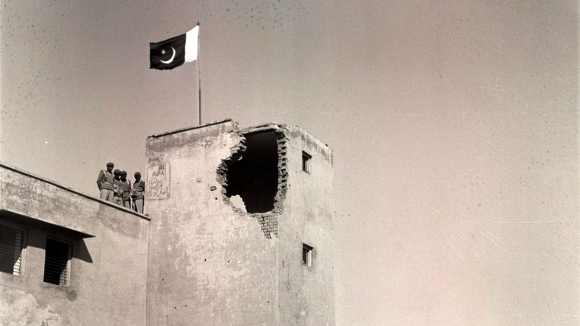 File:Pakistani forces raise the Pakistani flag 1971.jpg