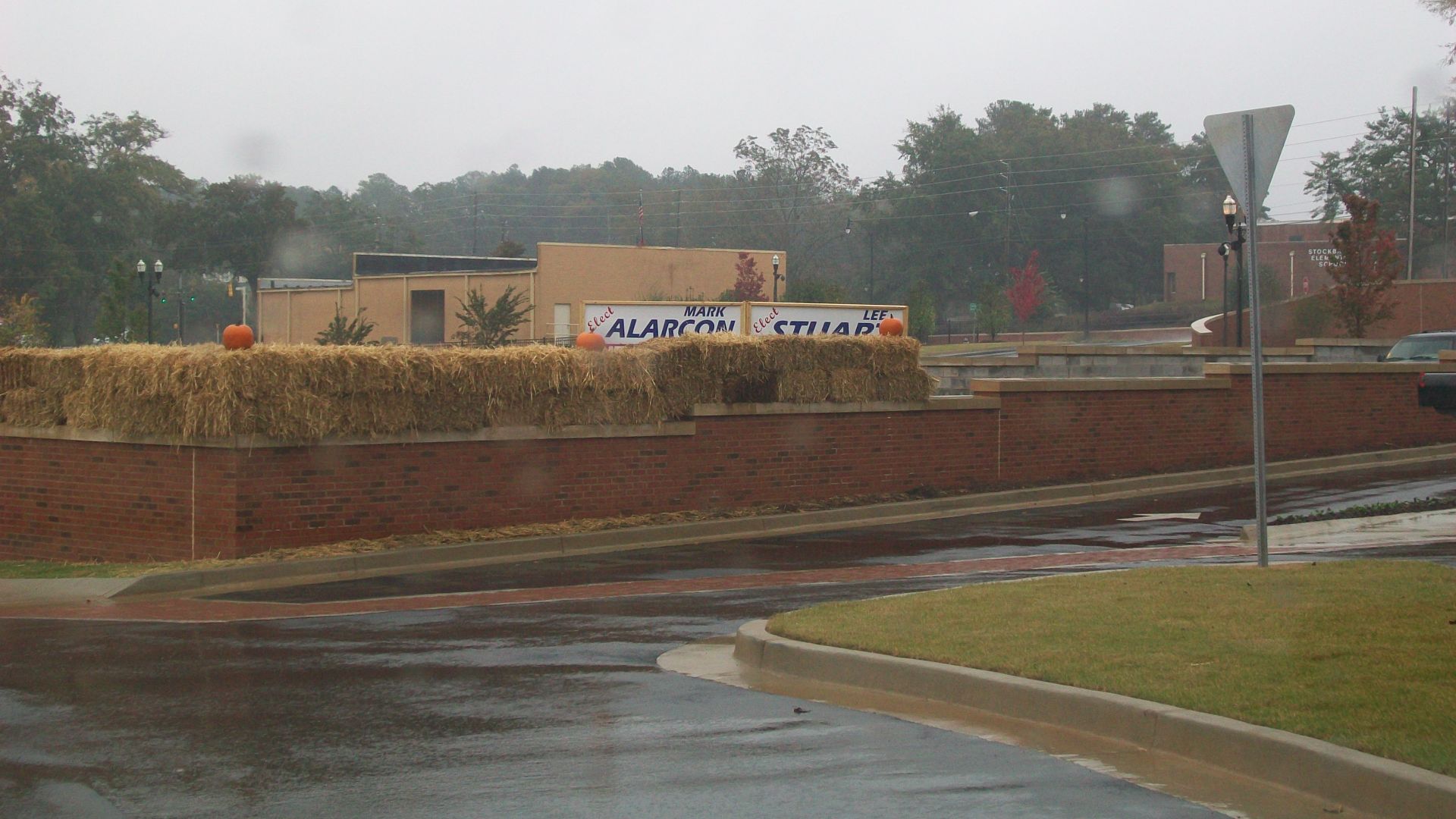 File:Stockbridge blocks opposing candidate.jpg