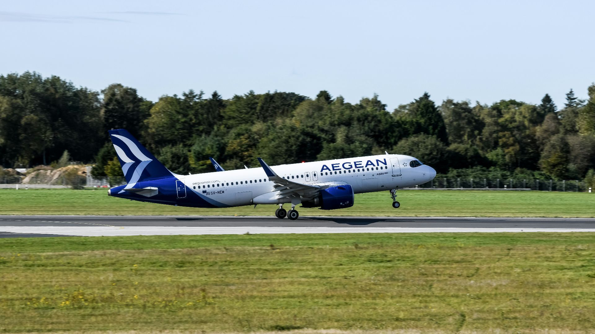 A large jetliner sitting on top of an airport runway