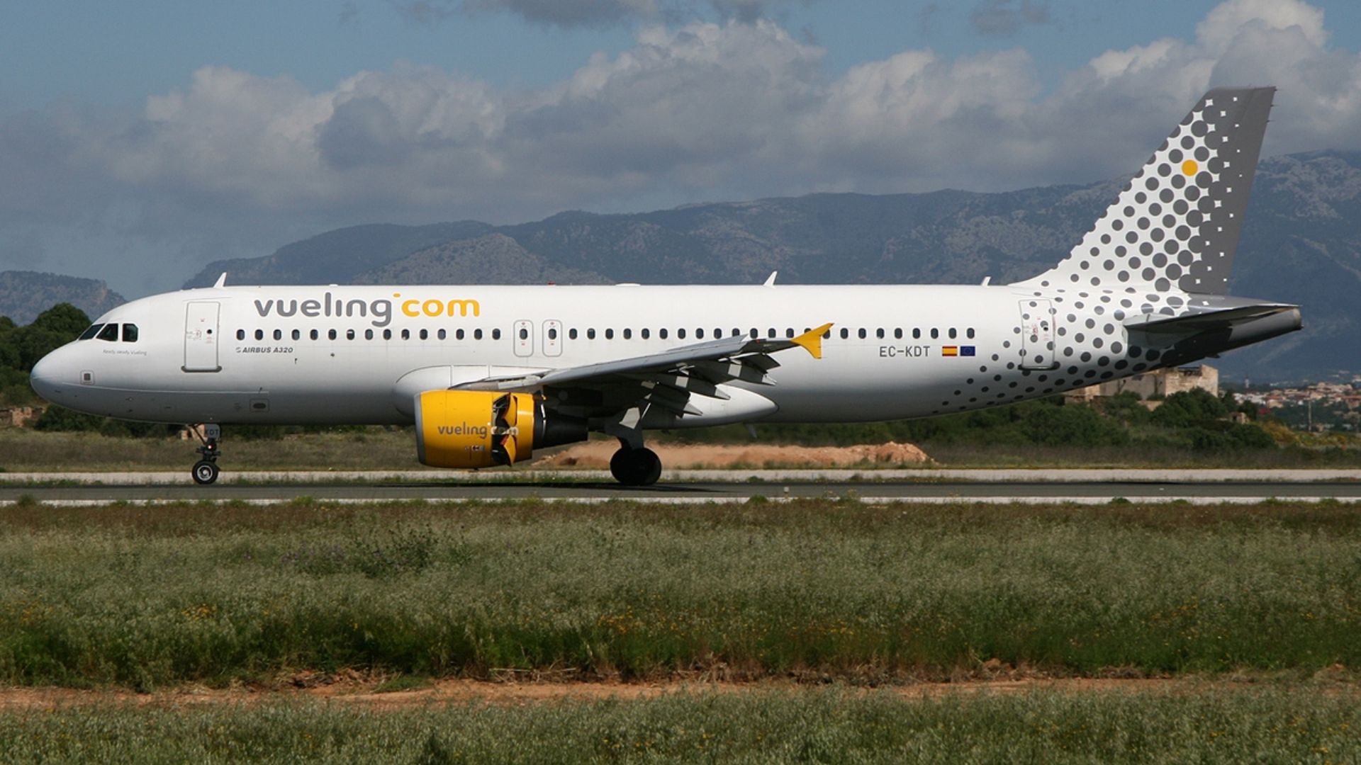 File:Airbus A320-216, Vueling Airlines JP6849829.jpg