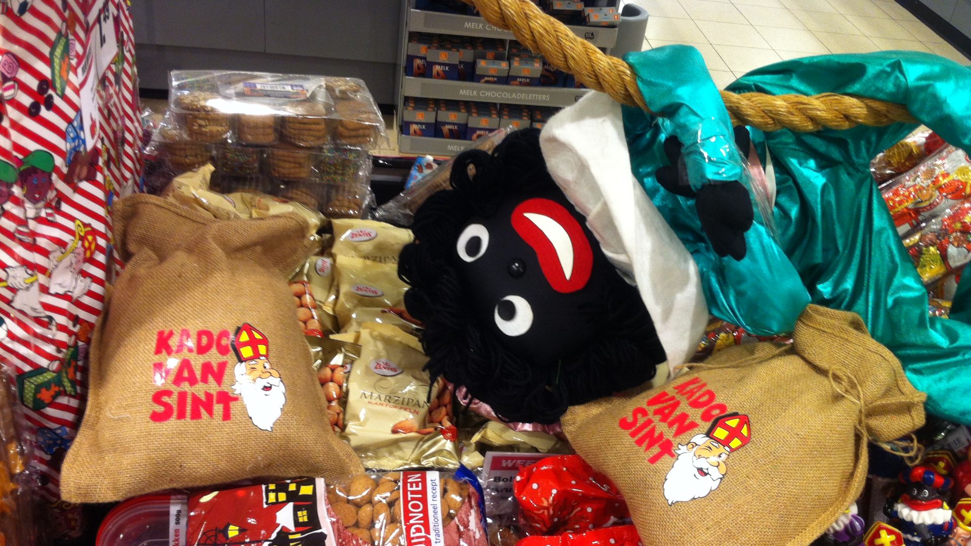 File:Zwarte Piet Sinterklaas supermarkt Hellevoetsluis.JPG