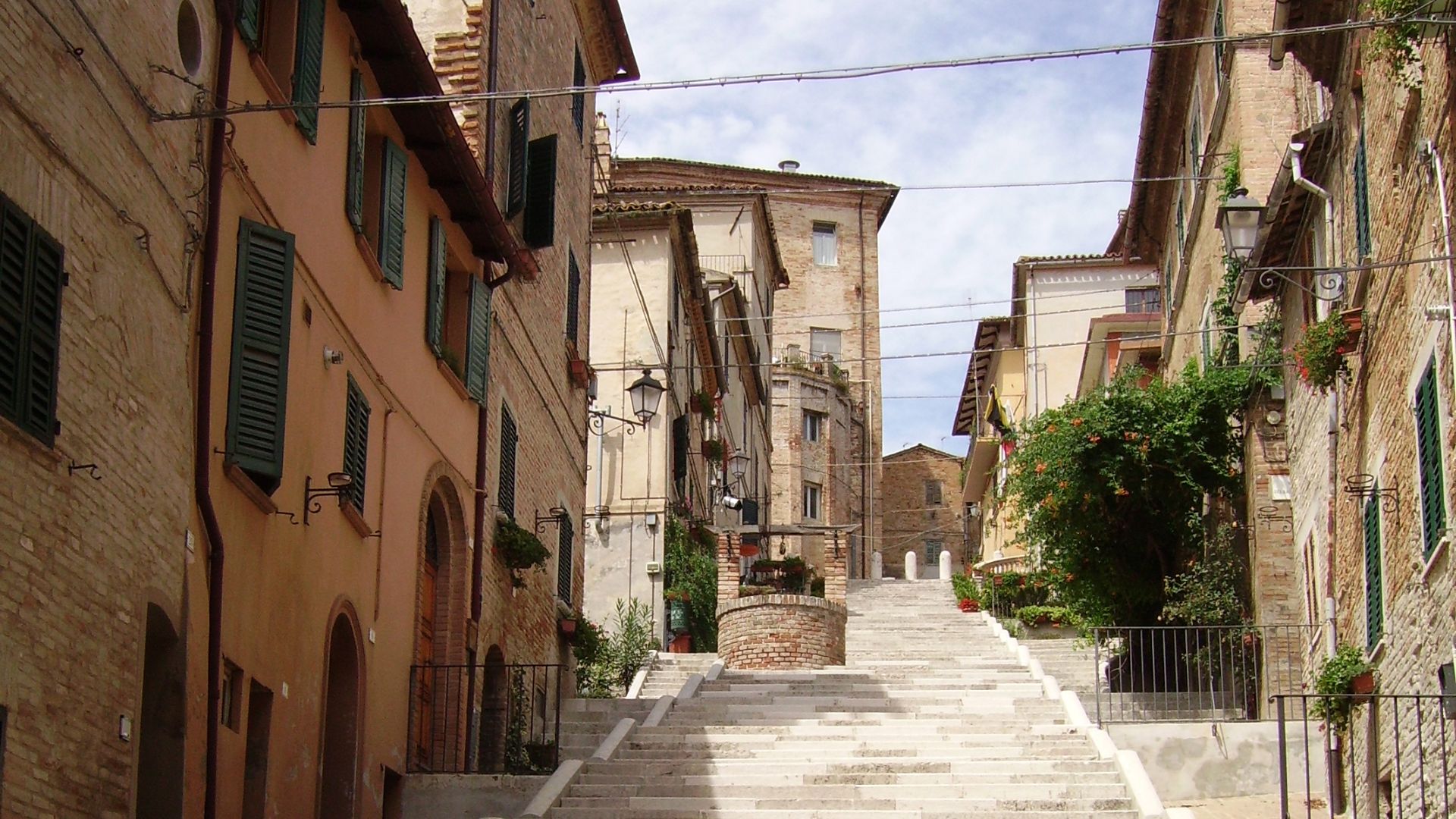 File:Corinaldo - La scalinata.jpg