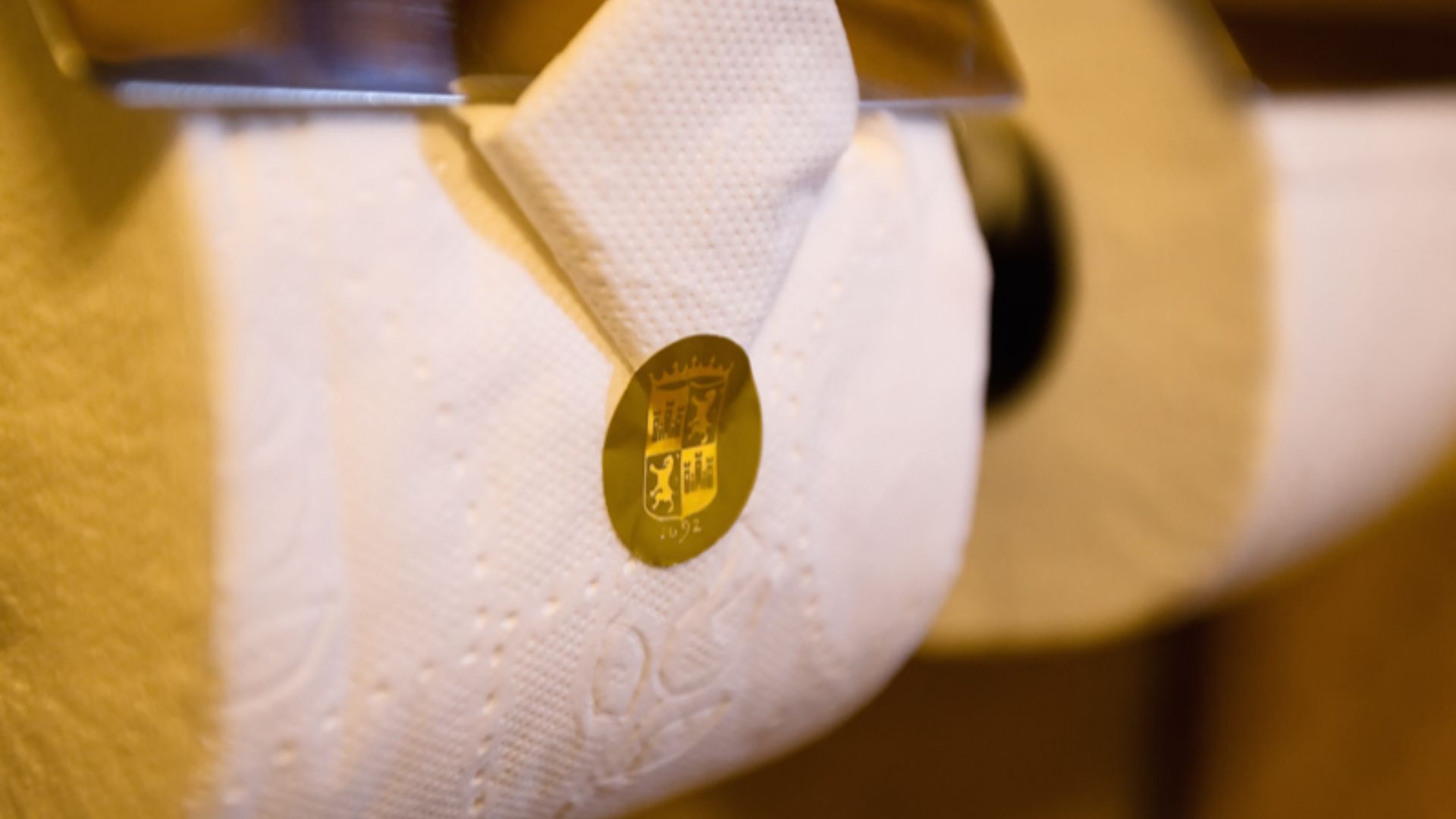 File:Toilet paper in Hotel Monasterio.jpg